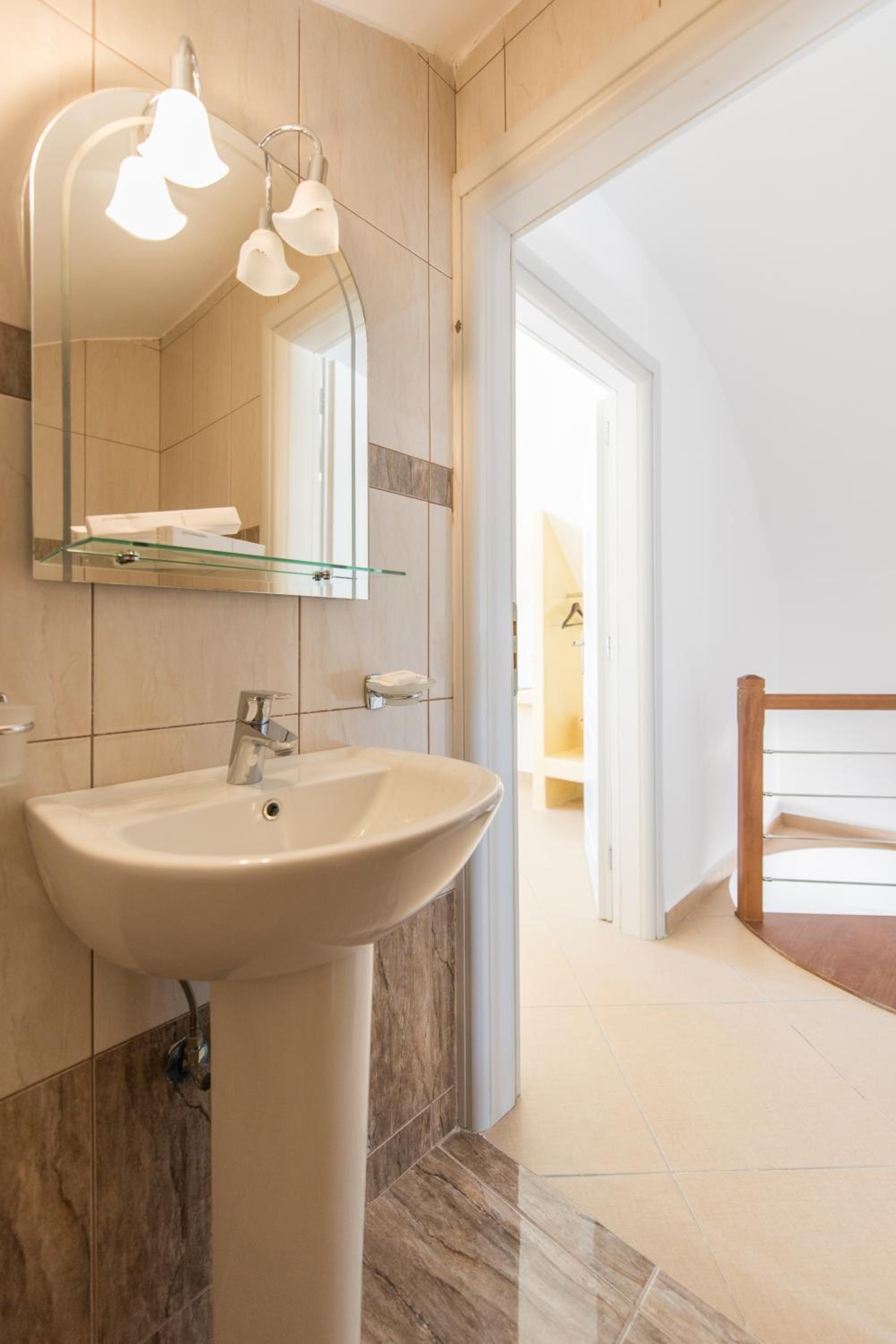 Three-Bedroom Villa with Outdoor Hot Tub - Calliste - Photo 22