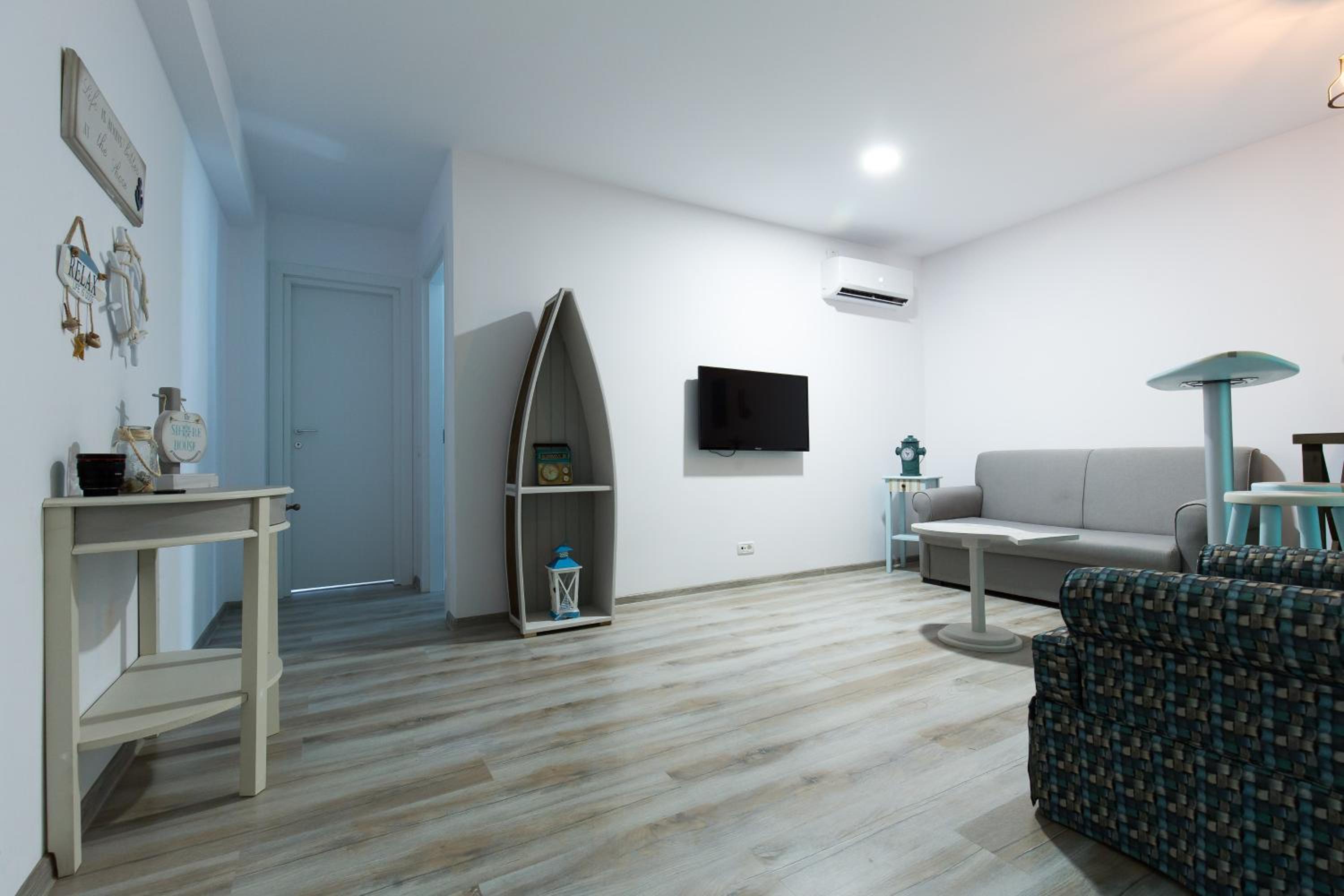 Apartment with Balcony - Photo 43
