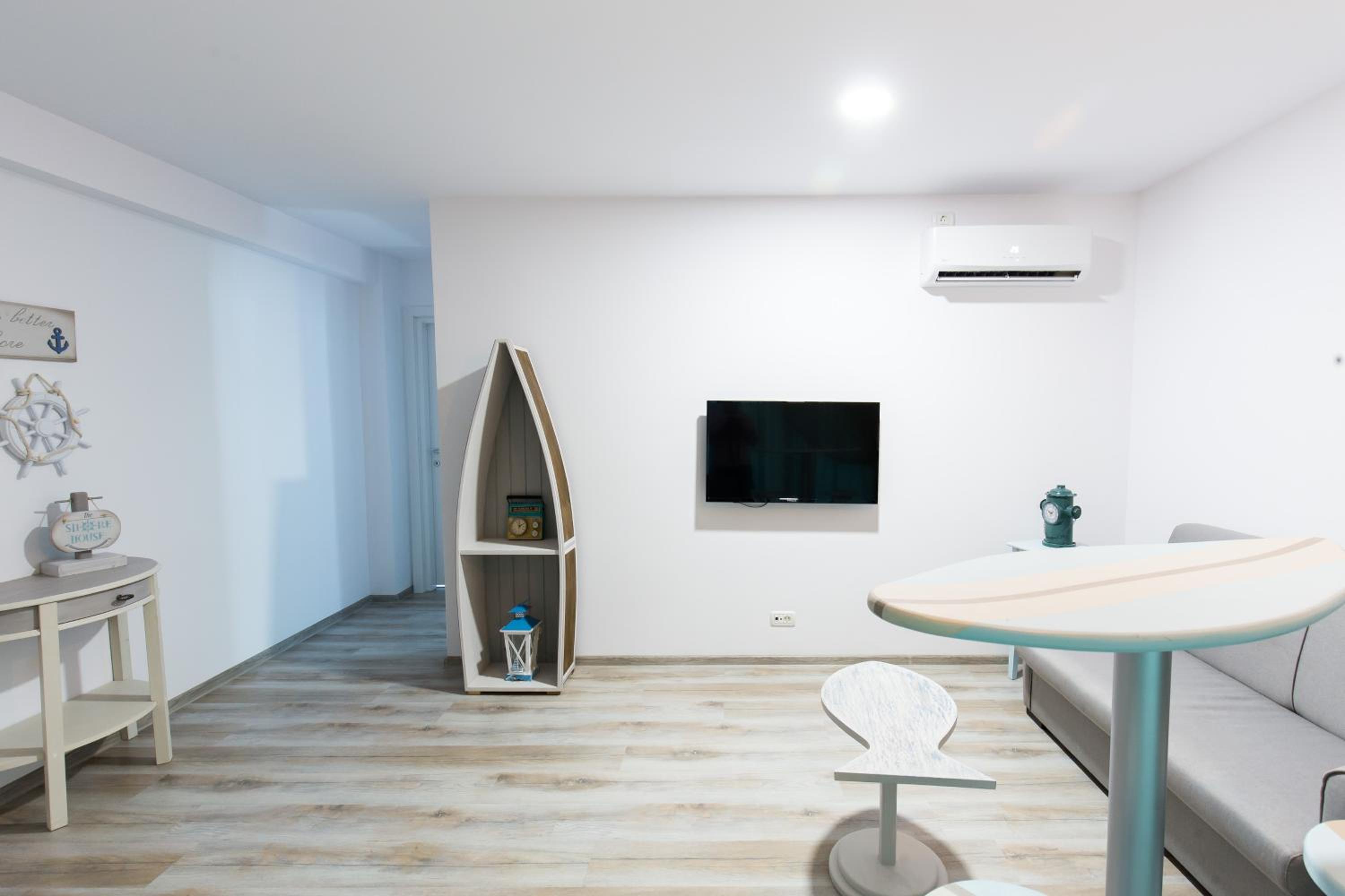 Apartment with Balcony - Photo 42