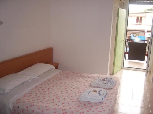 Double or Twin Room with Bathroom - Photo 3