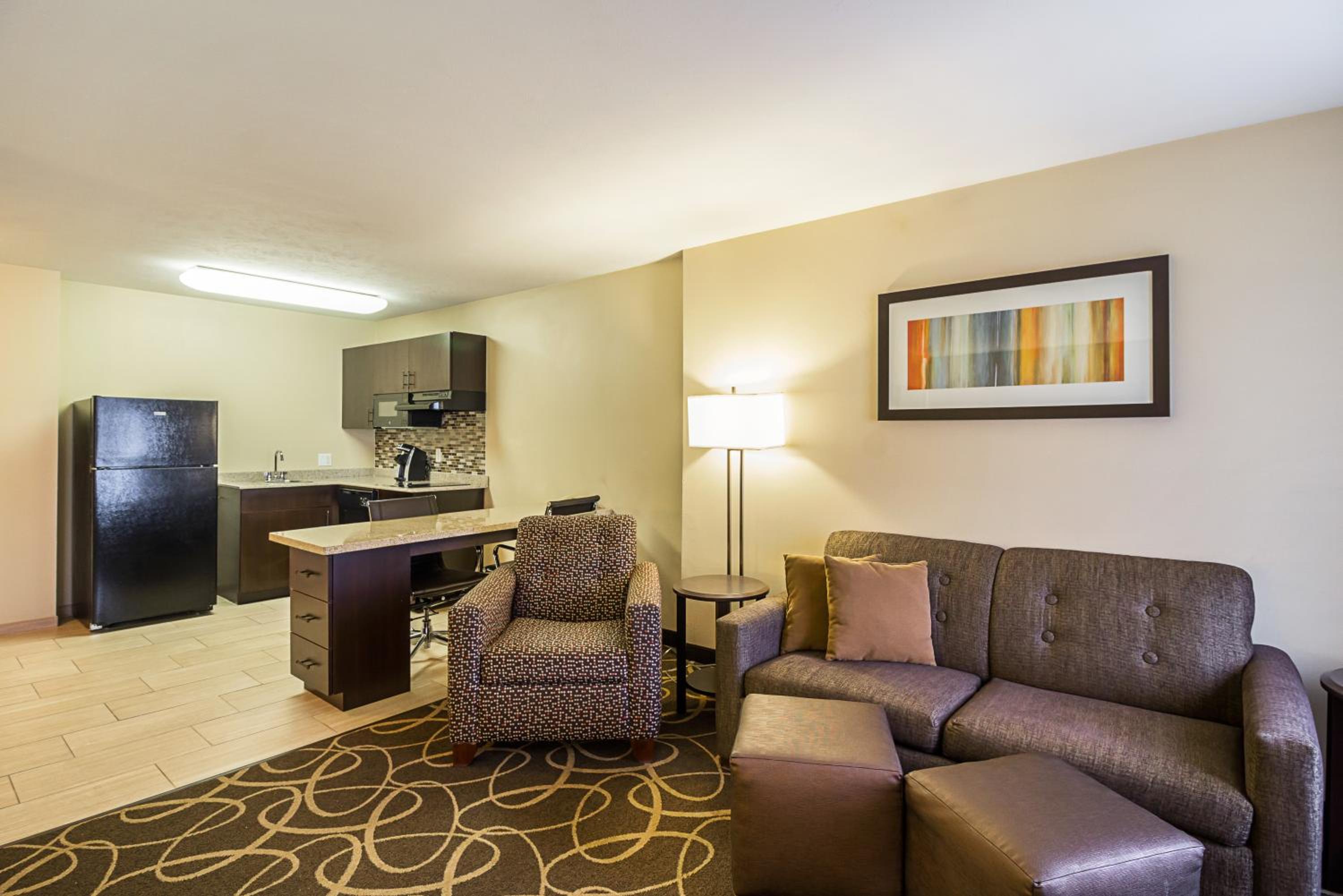 Queen Suite with Two Queen Beds - Non-Smoking - Photo 6