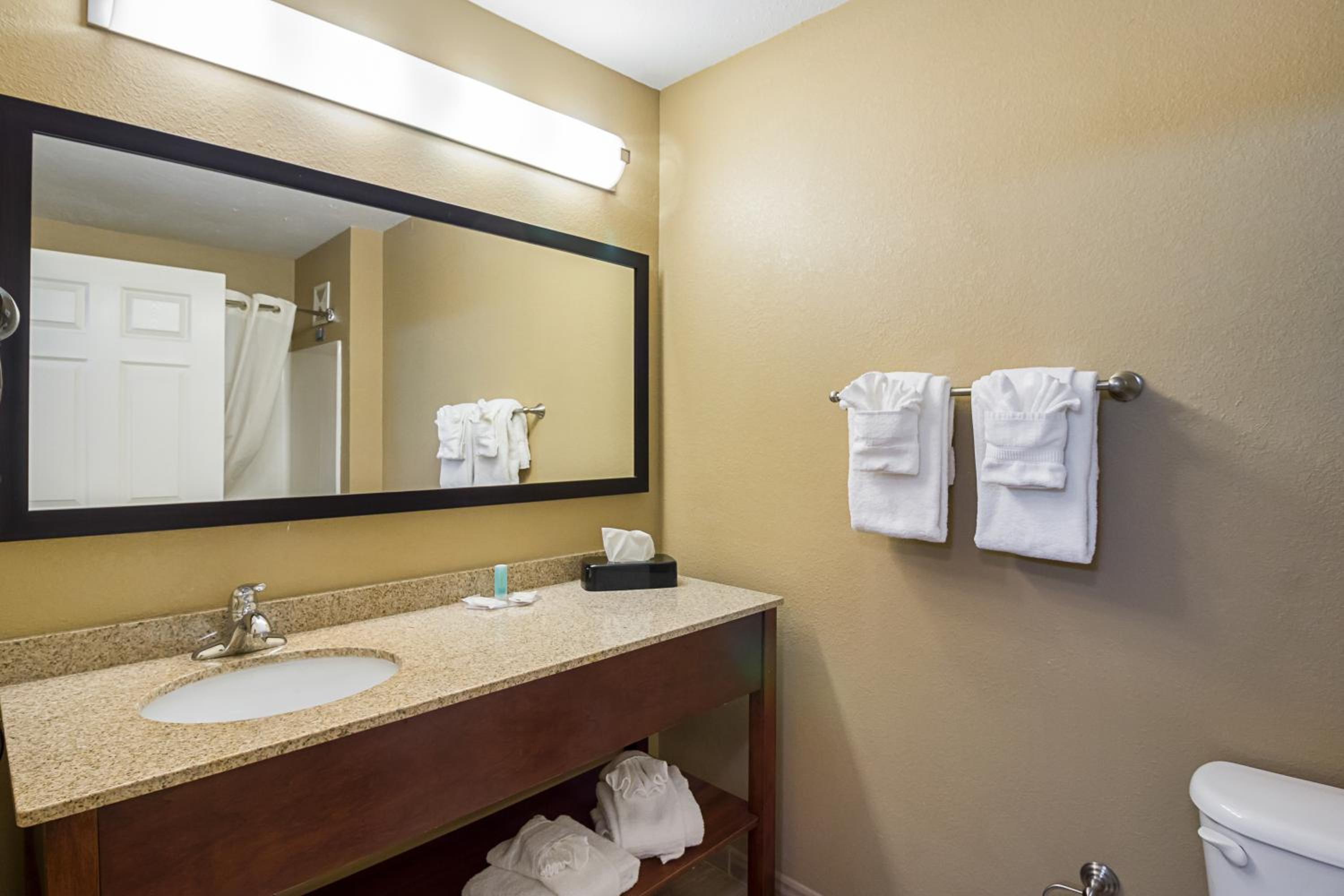 Queen Suite with Two Queen Beds - Non-Smoking - Photo 4