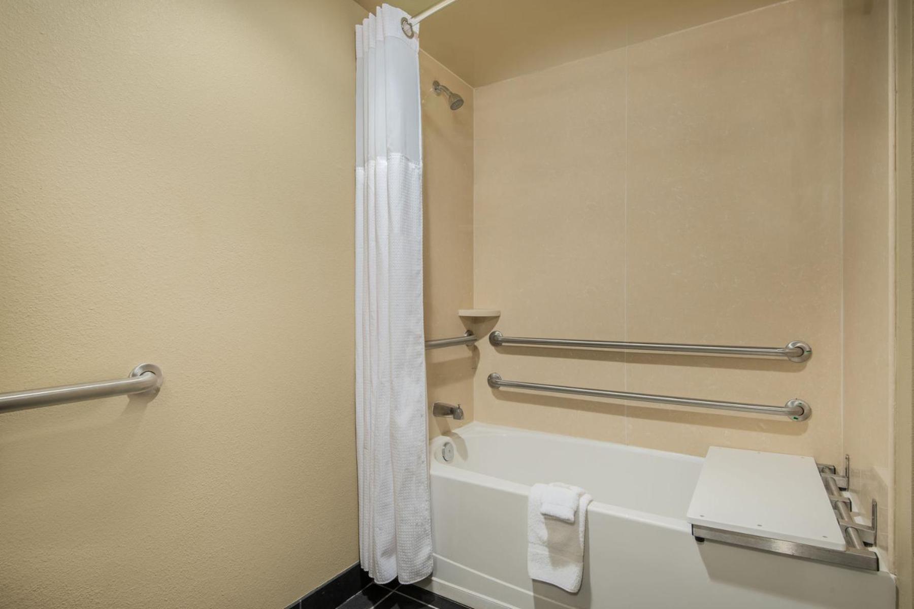 King Room - Non-Smoking - Photo 4