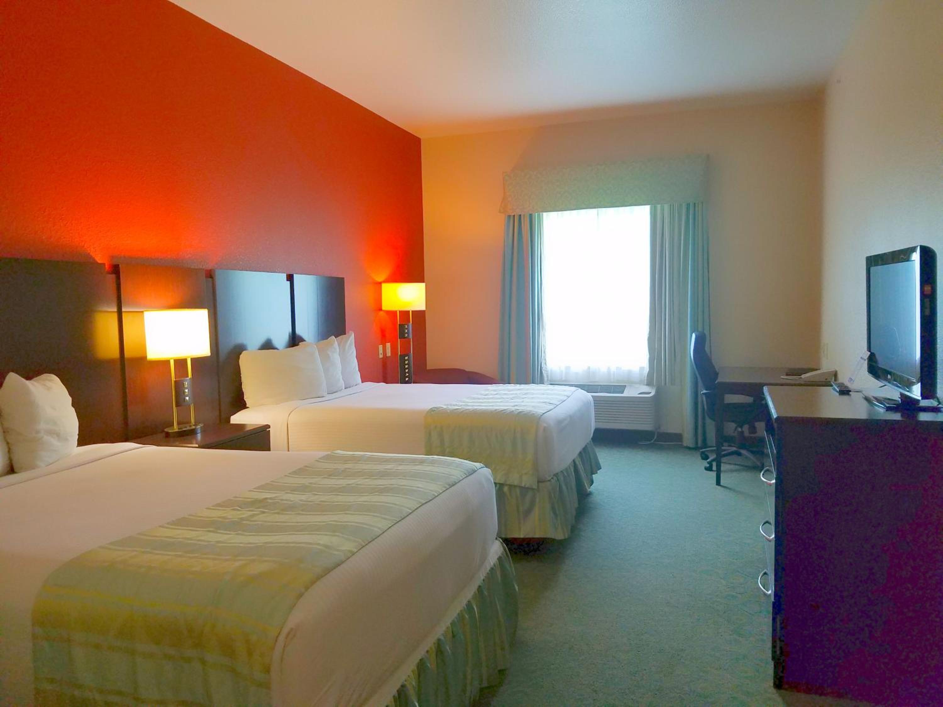 Queen Room with Two Queen Beds - Non-Smoking - Photo 2