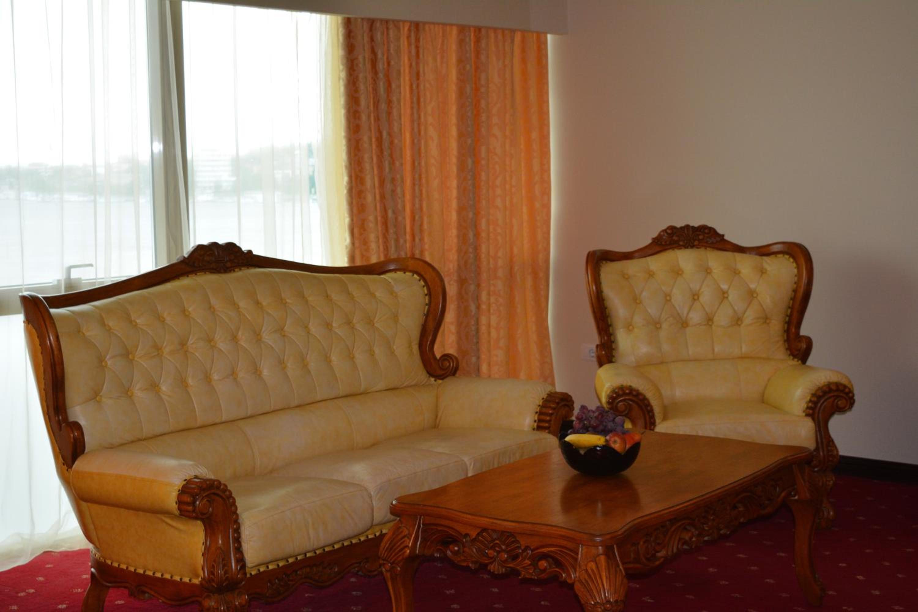 Suite - Photo 1