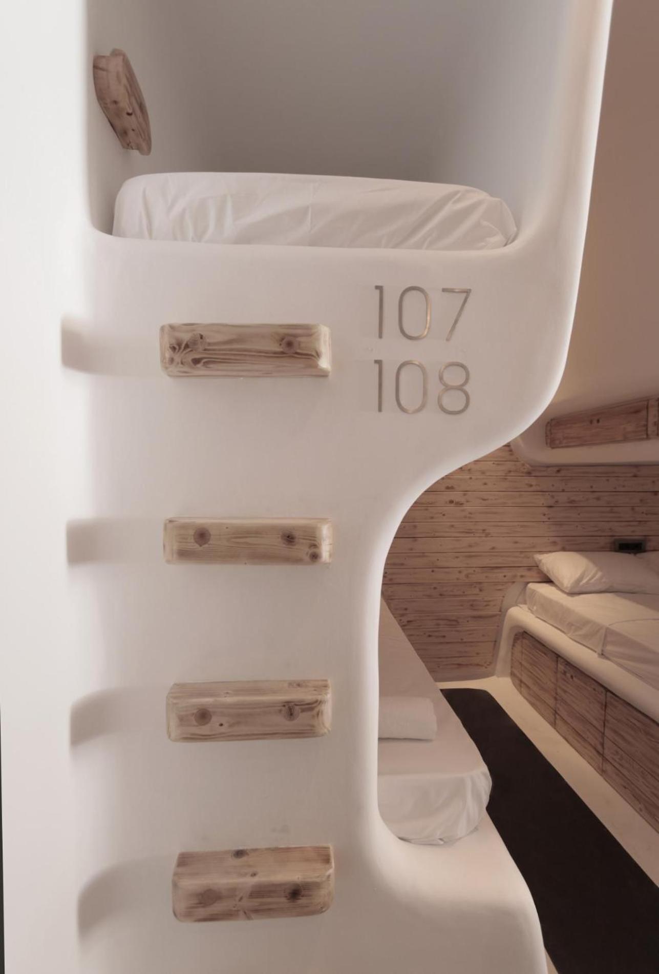Private Dorm for 10 ( 2 doubles + 6 singles) photo 1