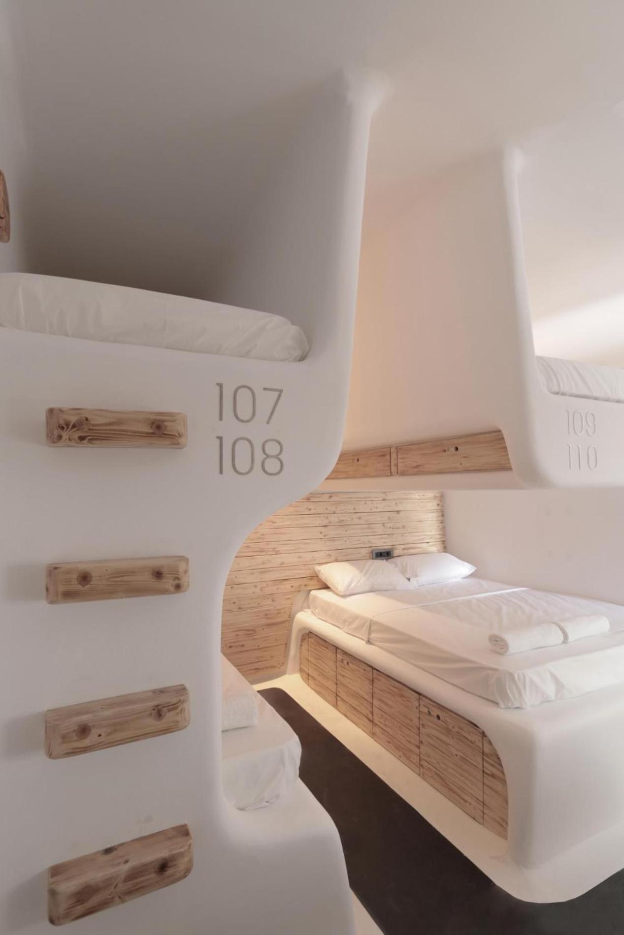 Private Dorm for 10 ( 2 doubles + 6 singles) photo 2