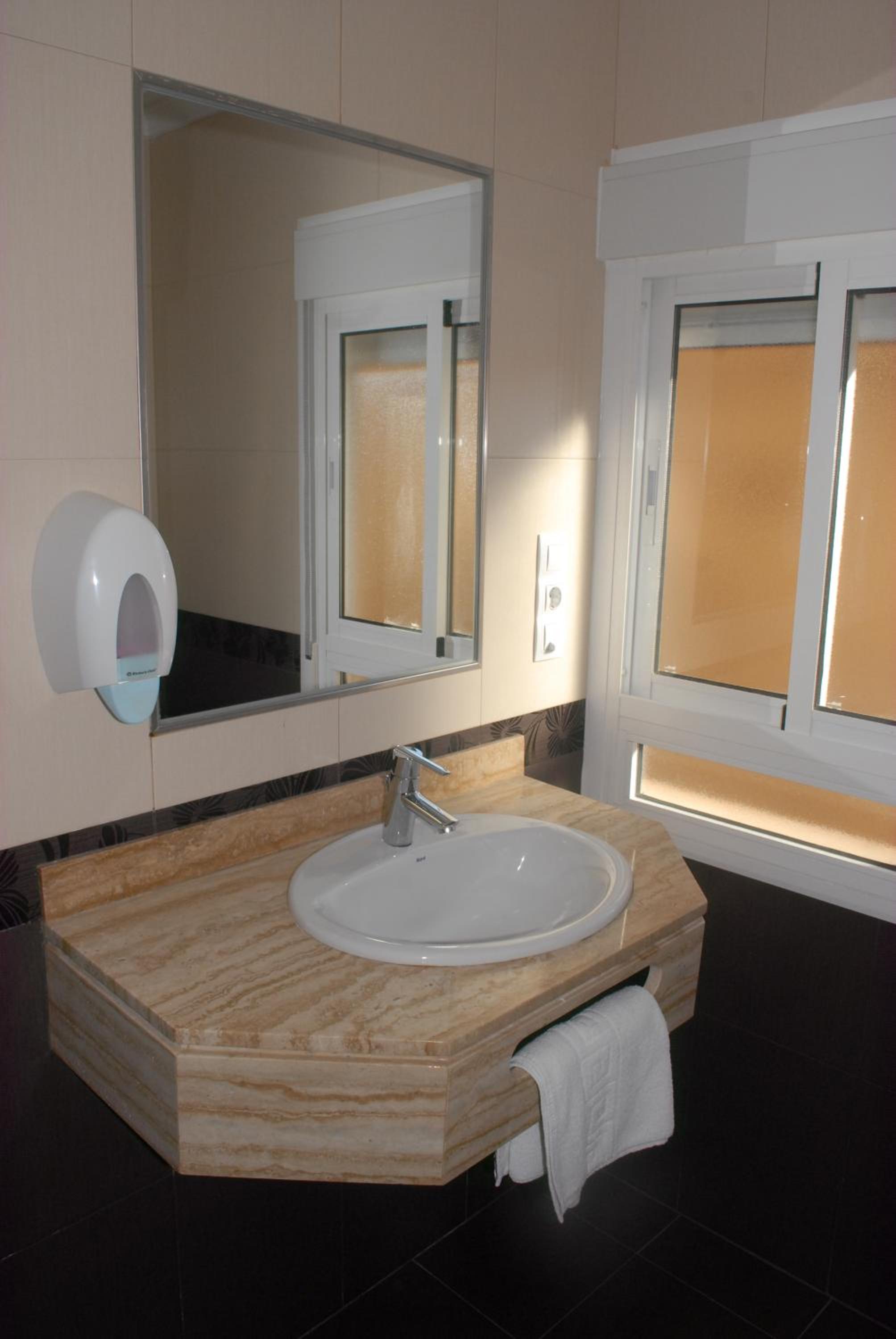 Triple Room - Photo 9
