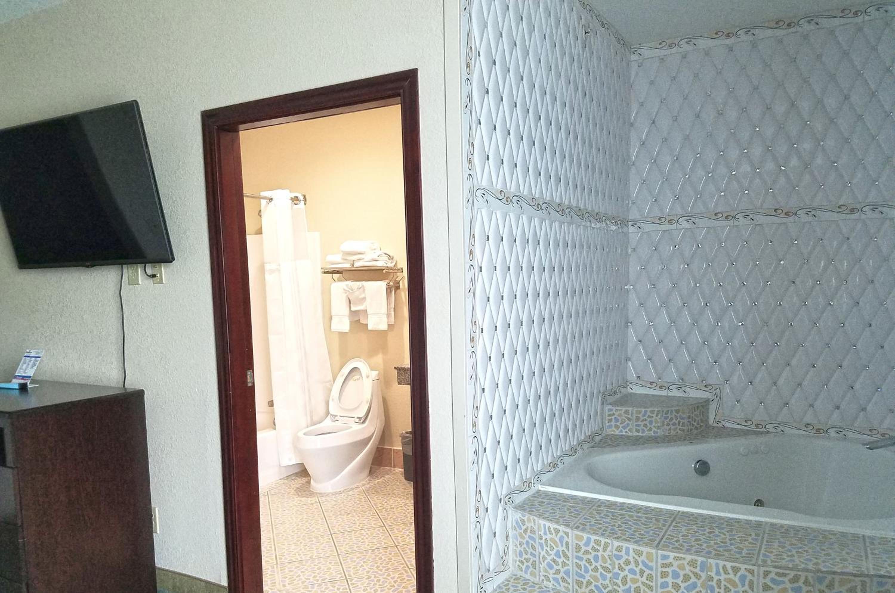 King Studio Suite with Hot Tub - Non-Smoking - Photo 2