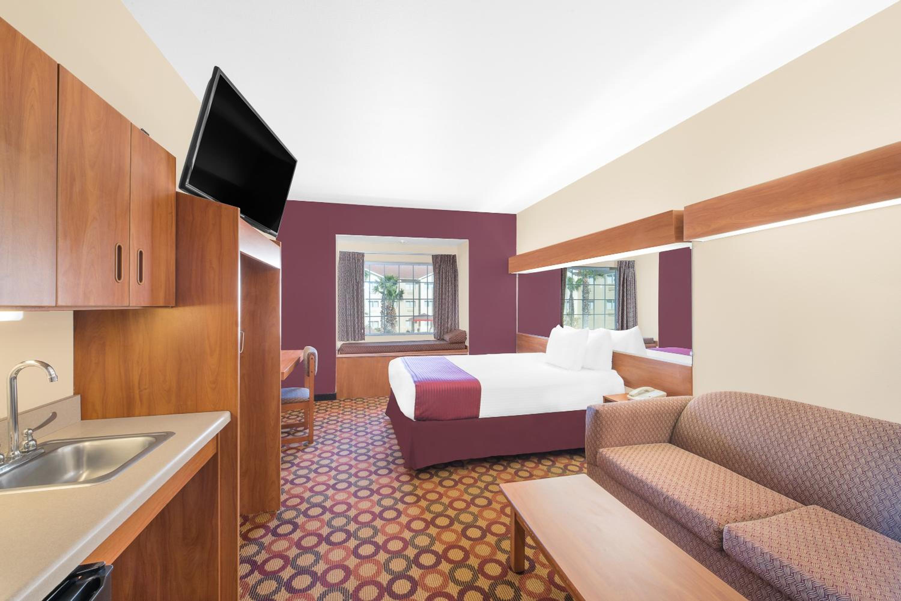 Queen Suite - Non-Smoking - Photo 2