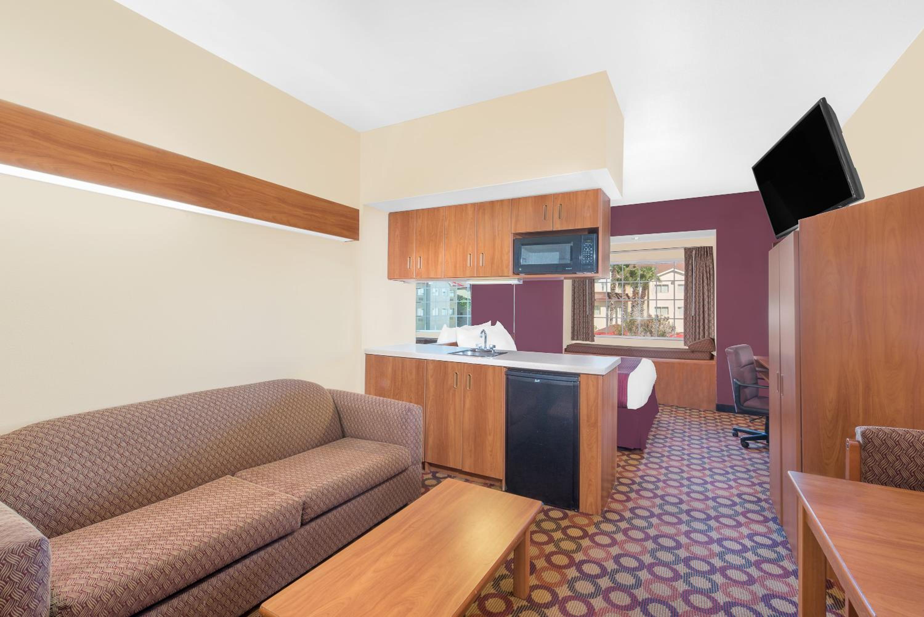 Queen Suite - Non-Smoking - Photo 1