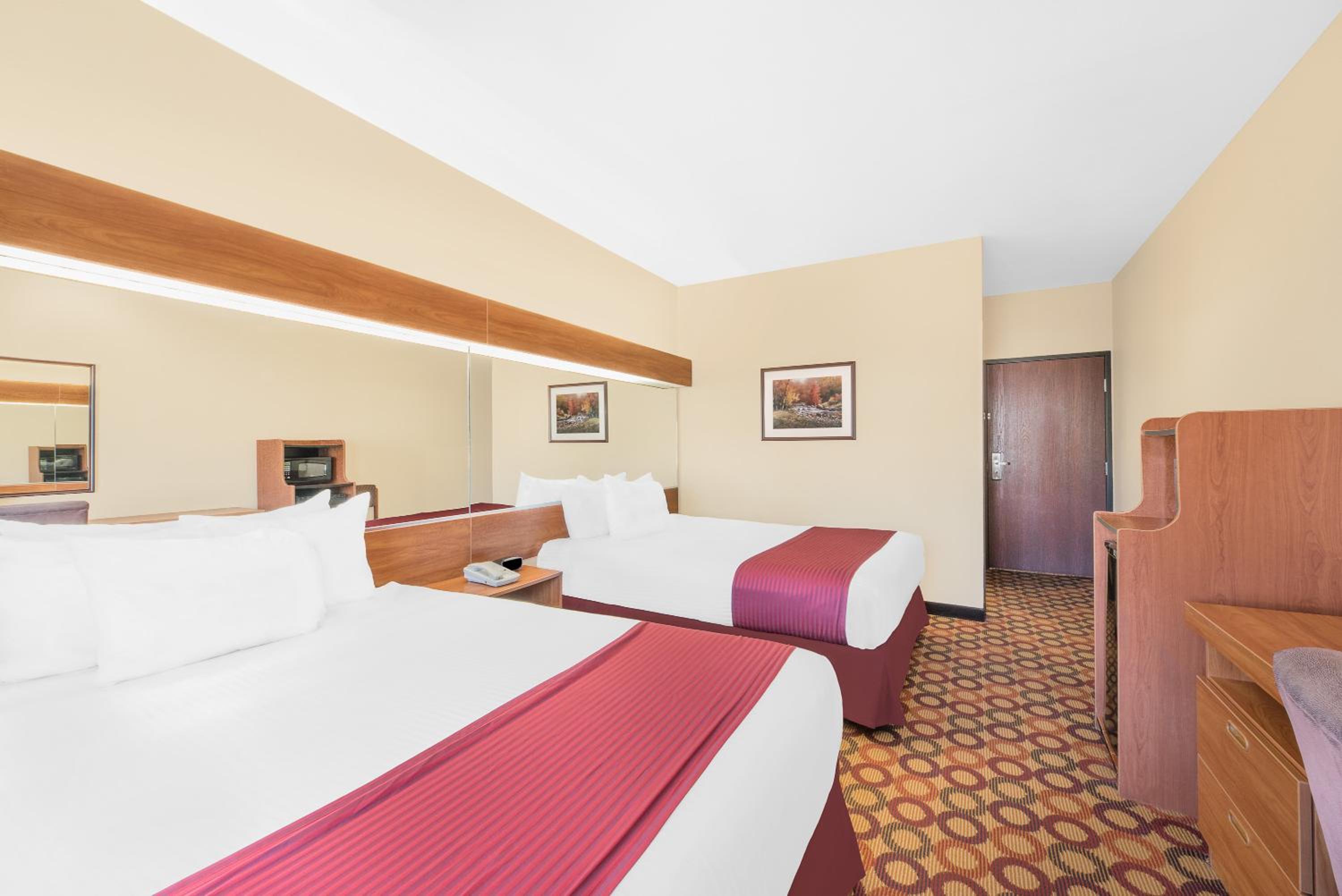 Queen Room with Two Queen Beds - Non-Smoking - Photo 3