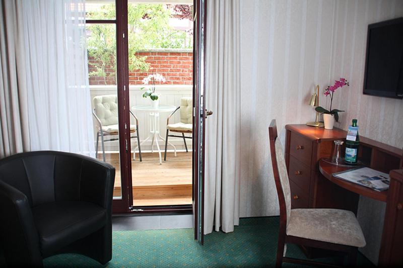 Double Room with Balcony - Photo 2