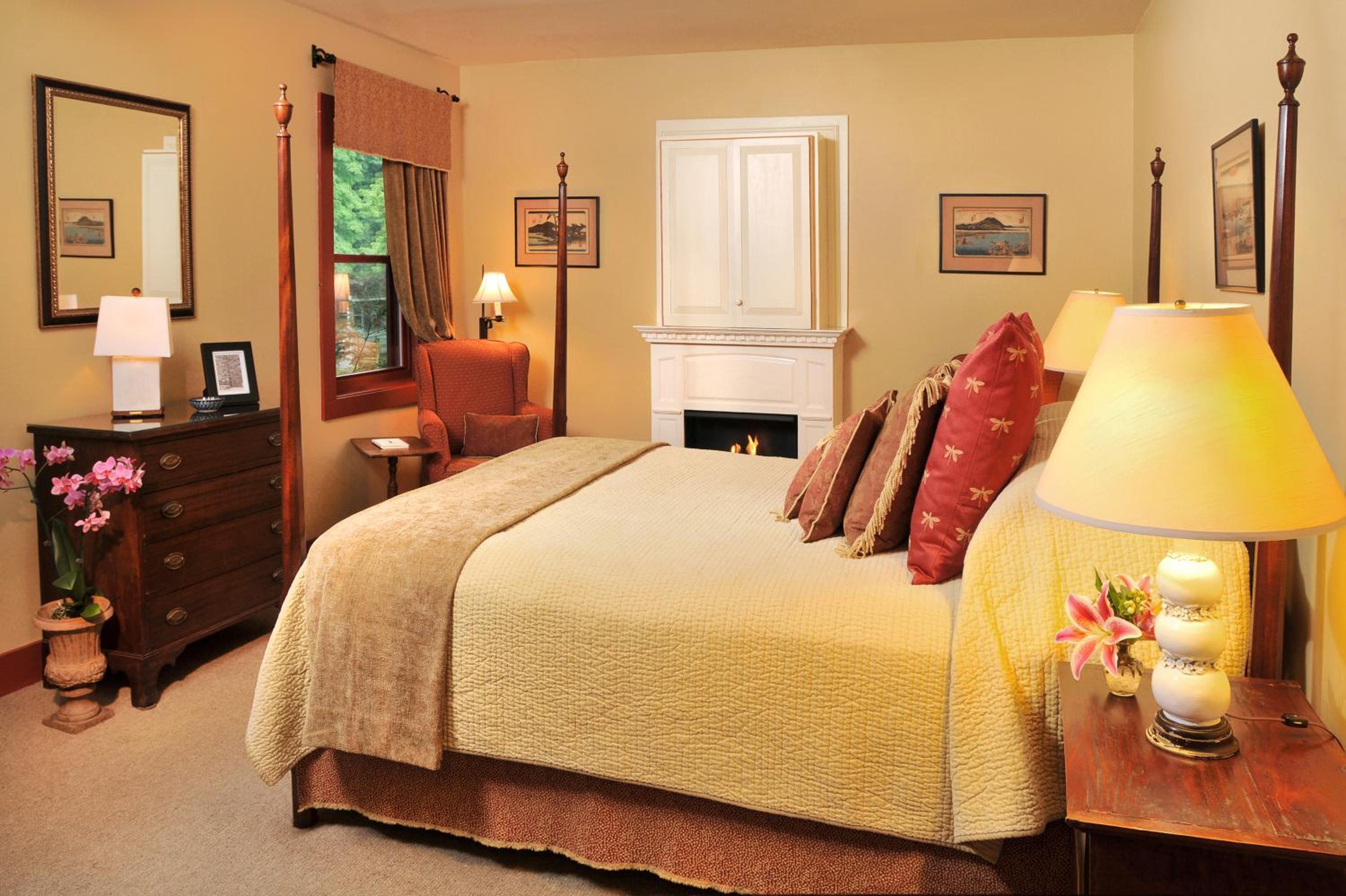 Queen Room photo 2