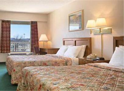 Standard Queen Room with Two Queen Beds - Non-Smoking - Photo 3