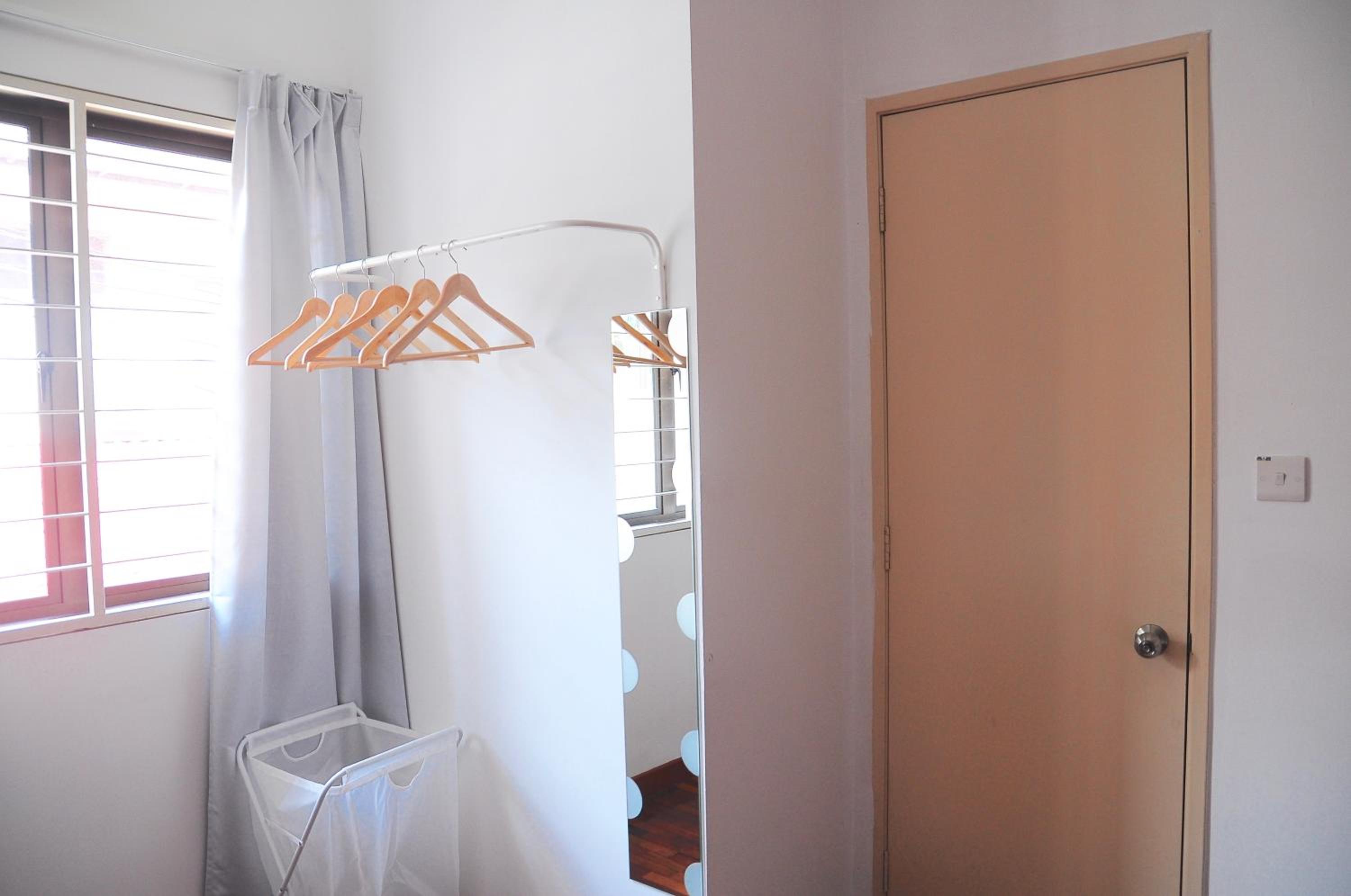 Queen Room with Shared Bathroom photo 2