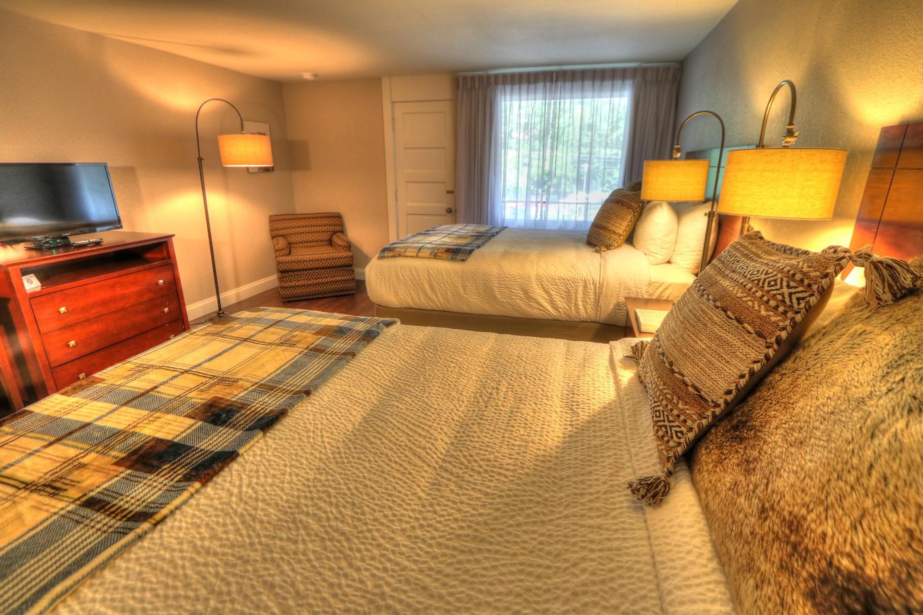 Standard Two Queen Beds With Balcony photo 3