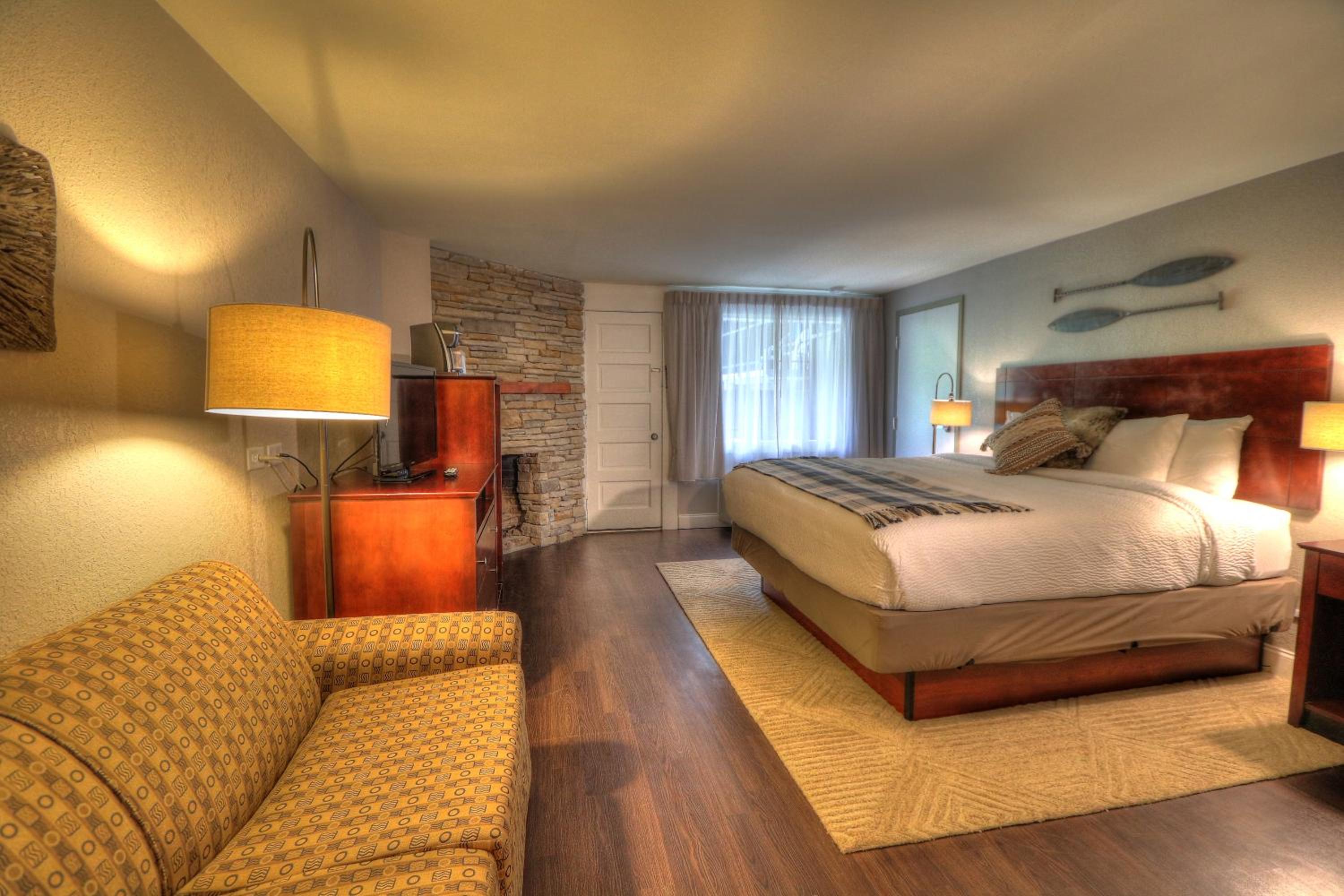 Deluxe King Bed With Fireplace and Balcony photo 3