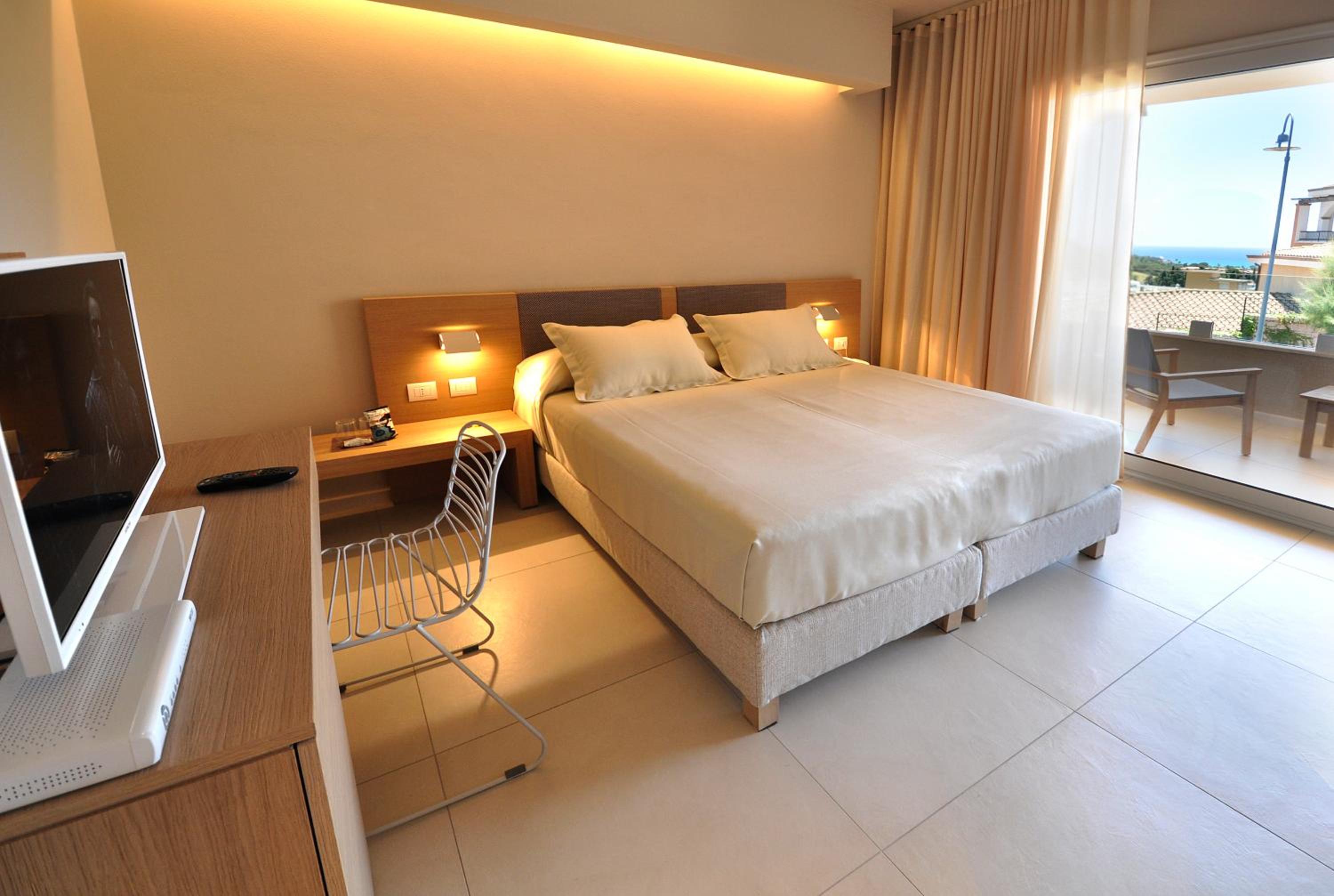 Double or Twin Room with Partial Sea View - Photo 1