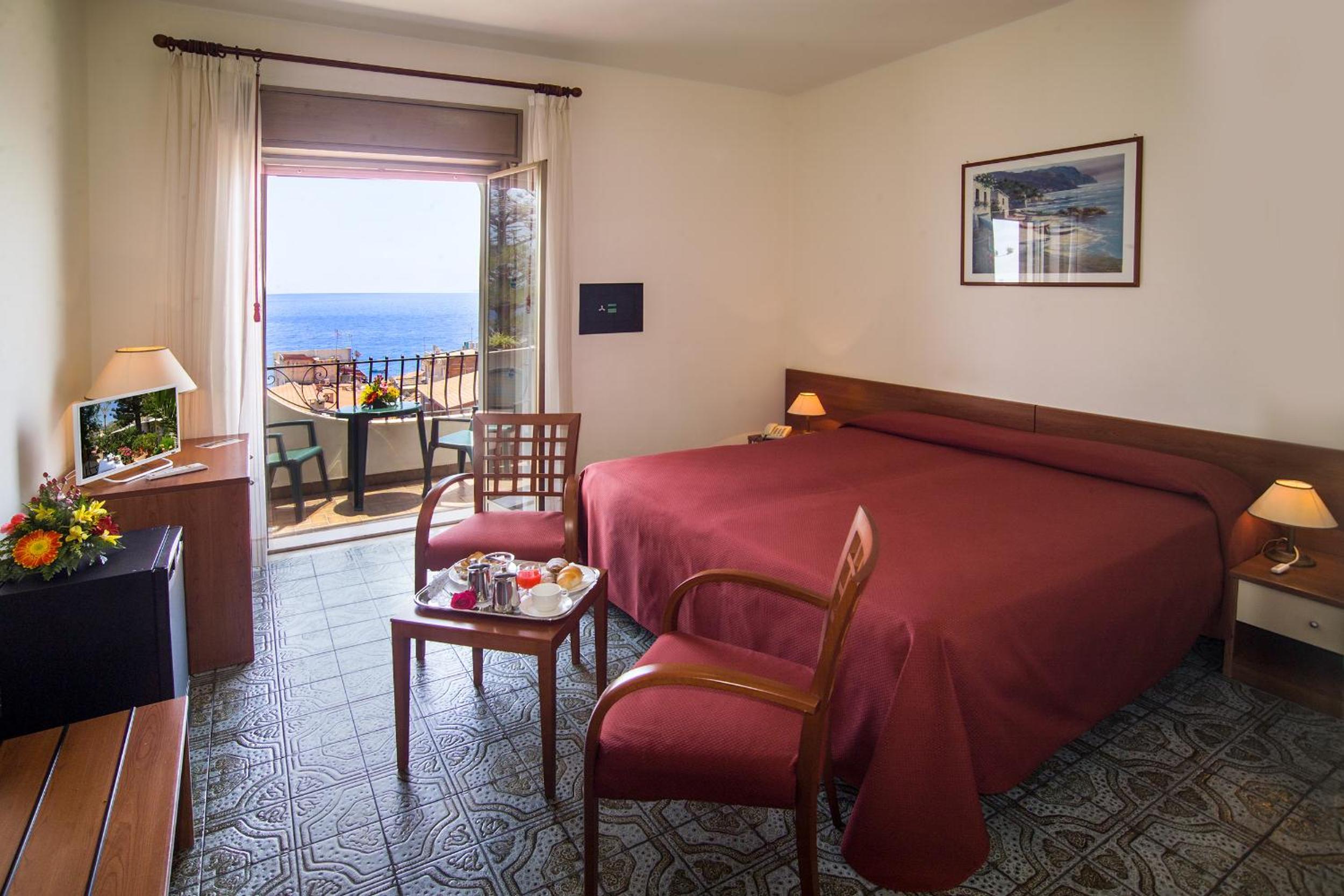 Double or Twin Room with Sea View photo 2