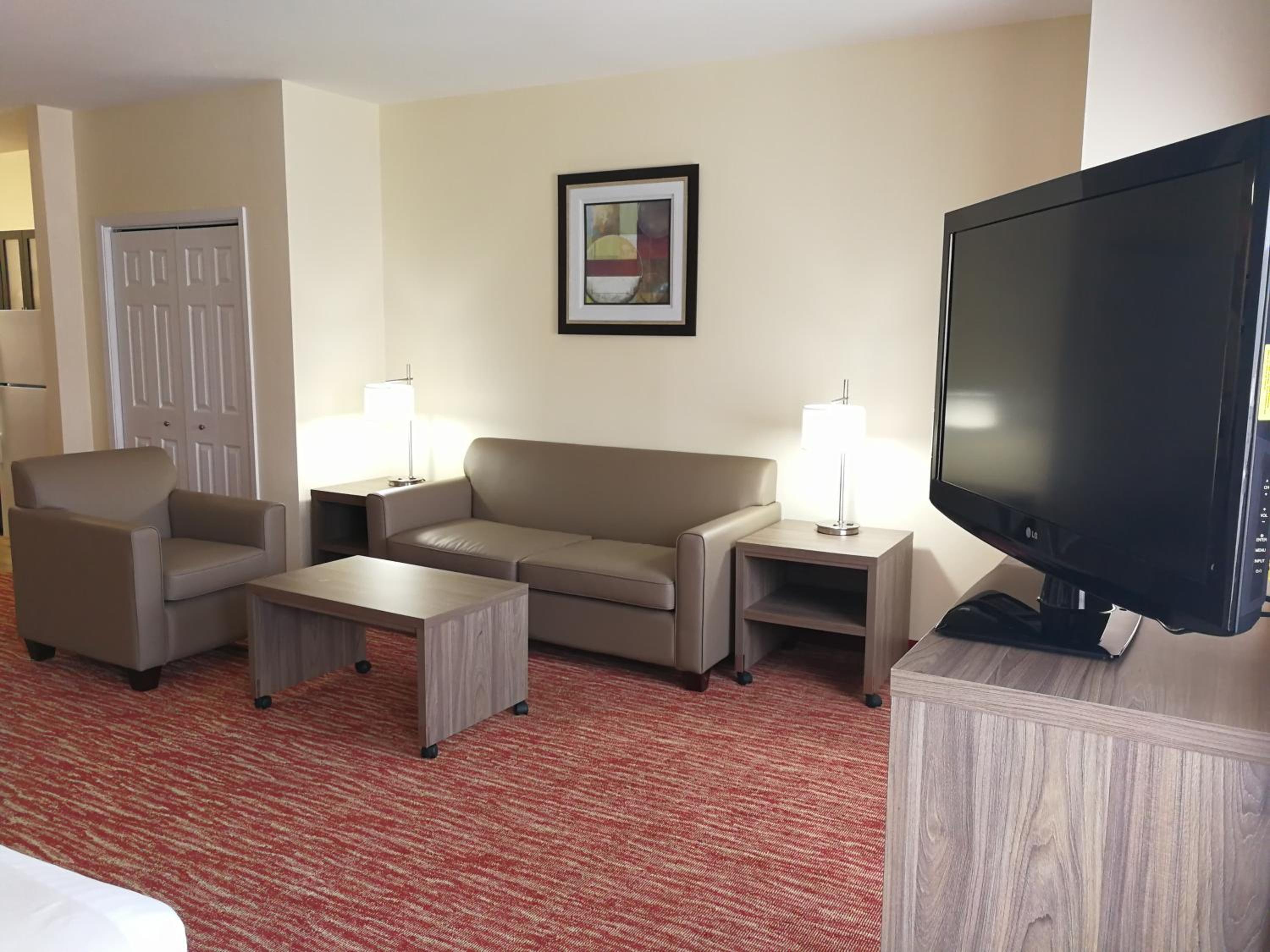 Superior Queen Suite - Non-Smoking - Photo 5