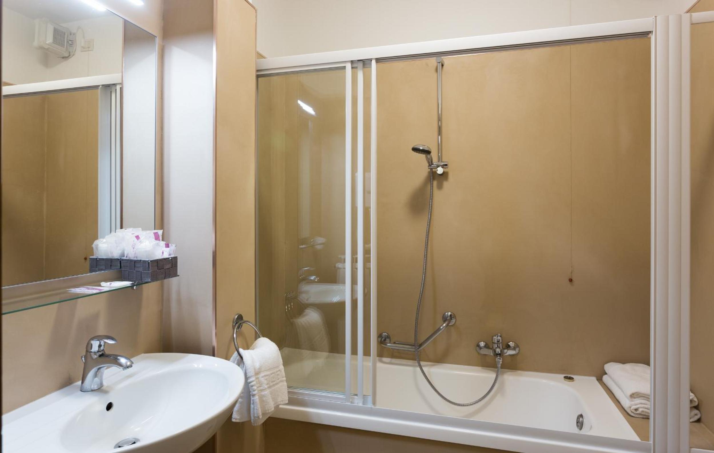 Triple Room - Photo 11