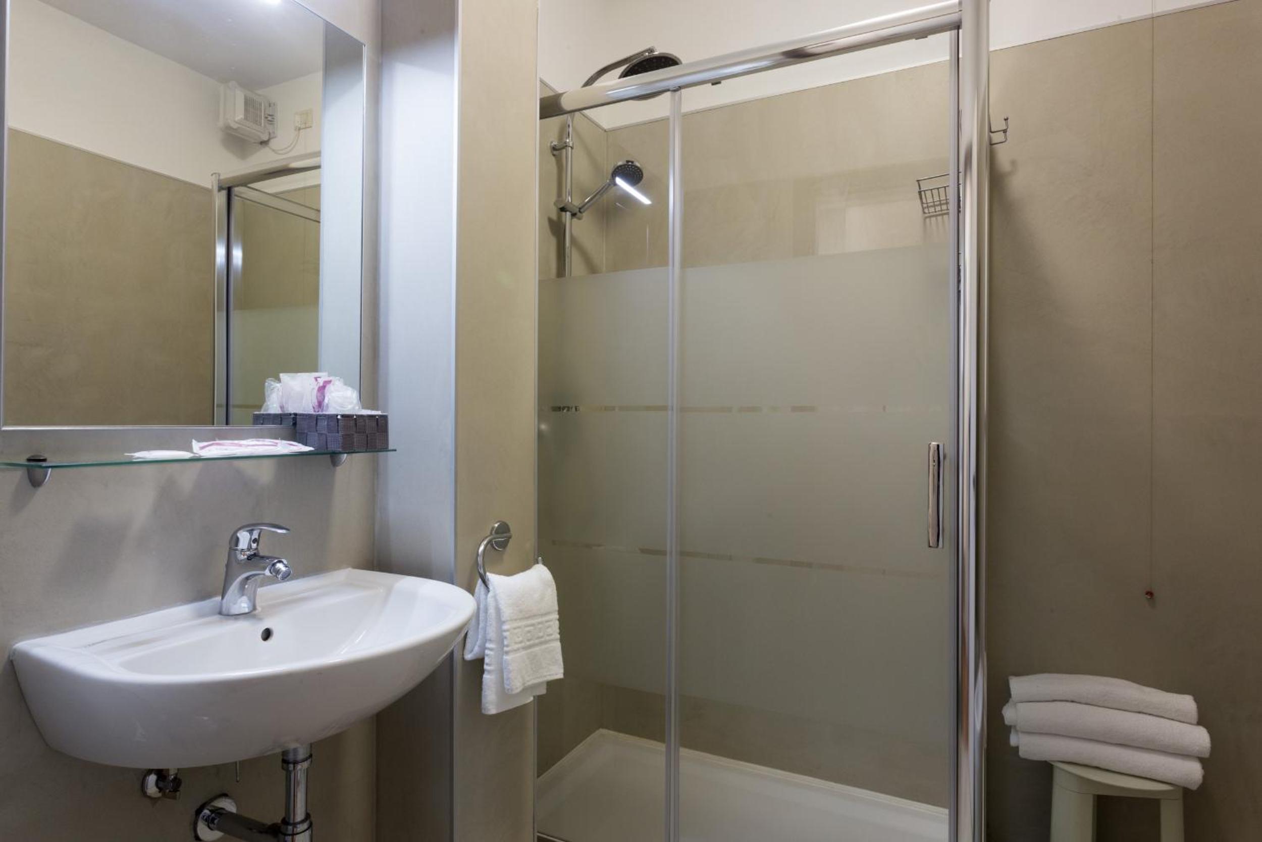 Triple Room - Photo 9