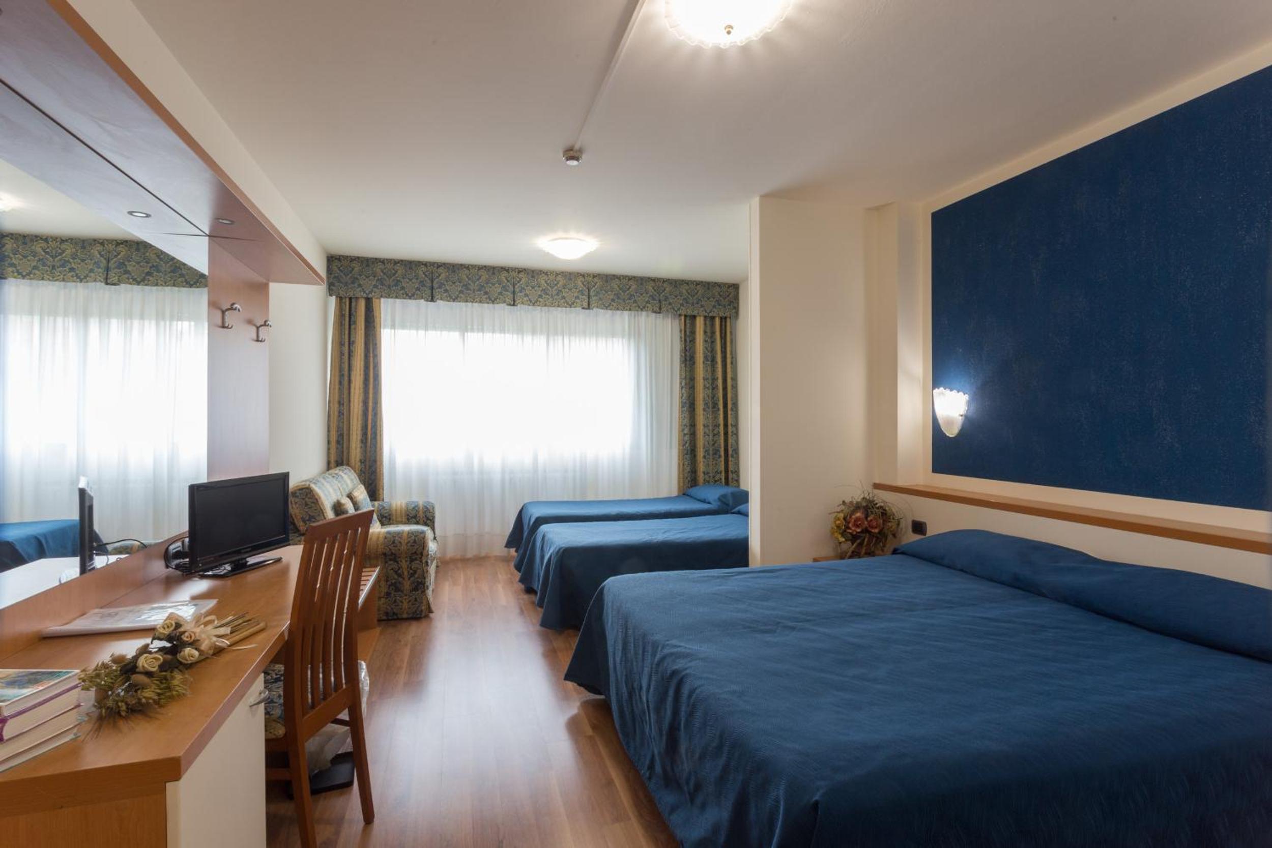 Quadruple Room - Photo 8