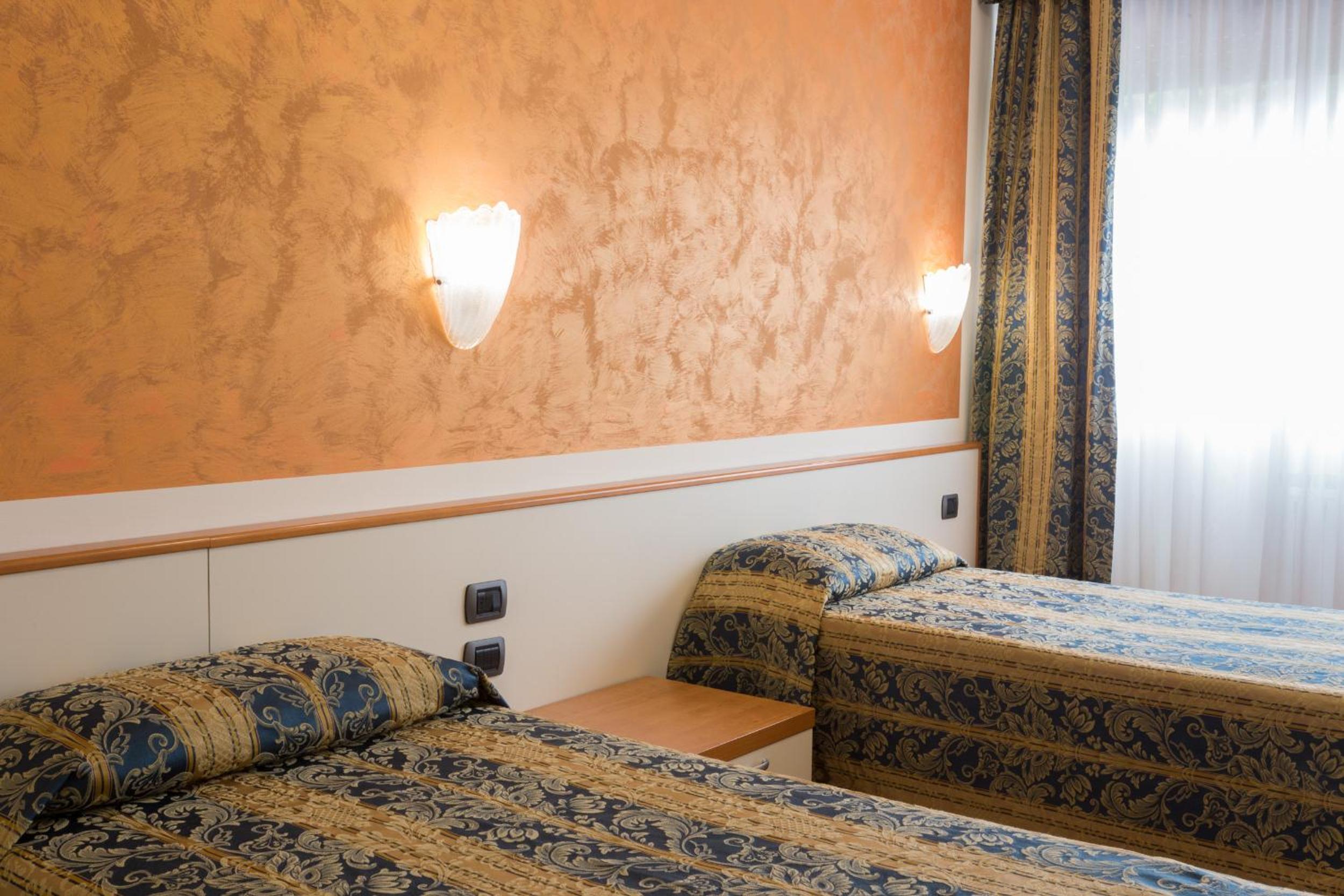 Economy Double Room - Photo 7