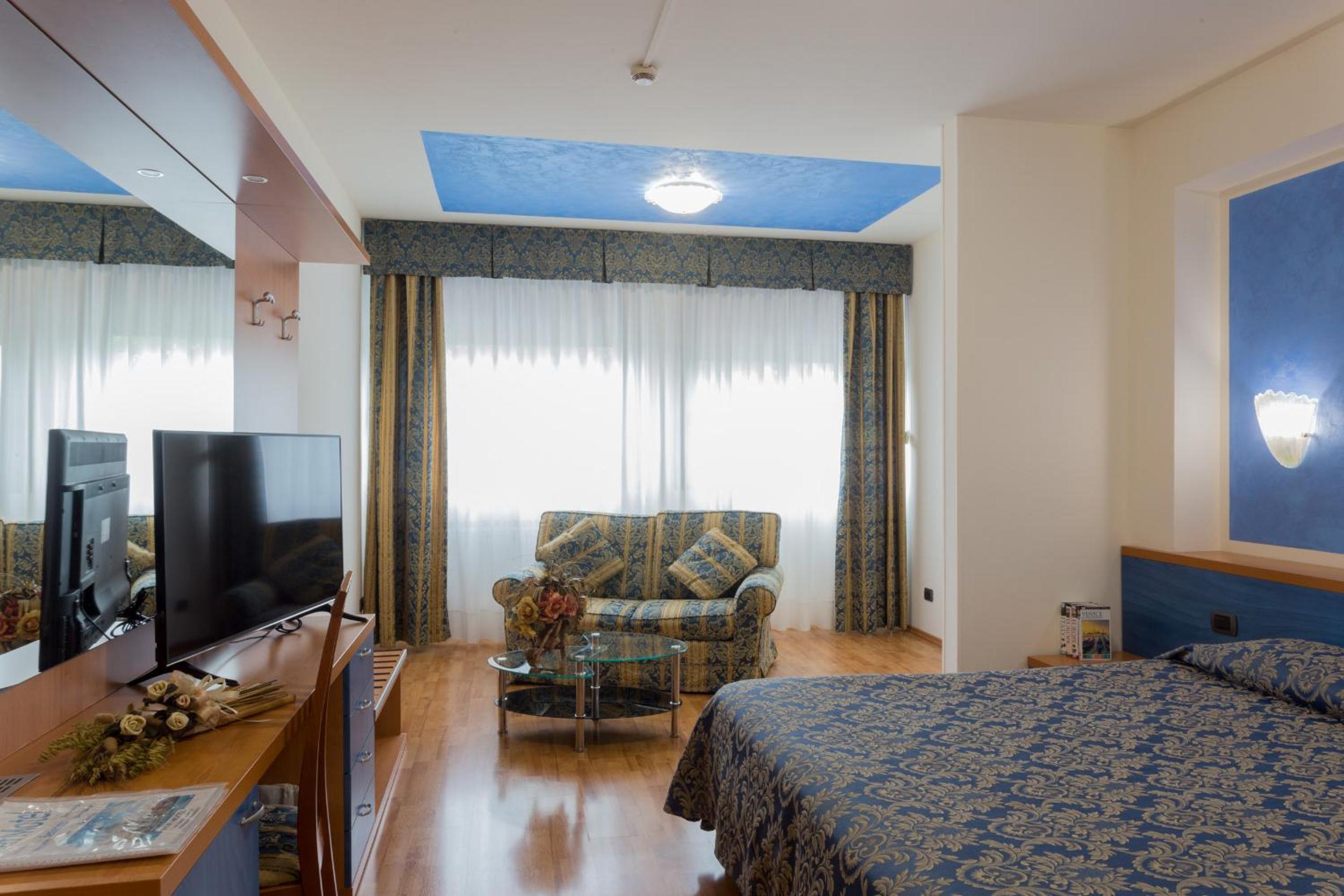 Double Room - Photo 10