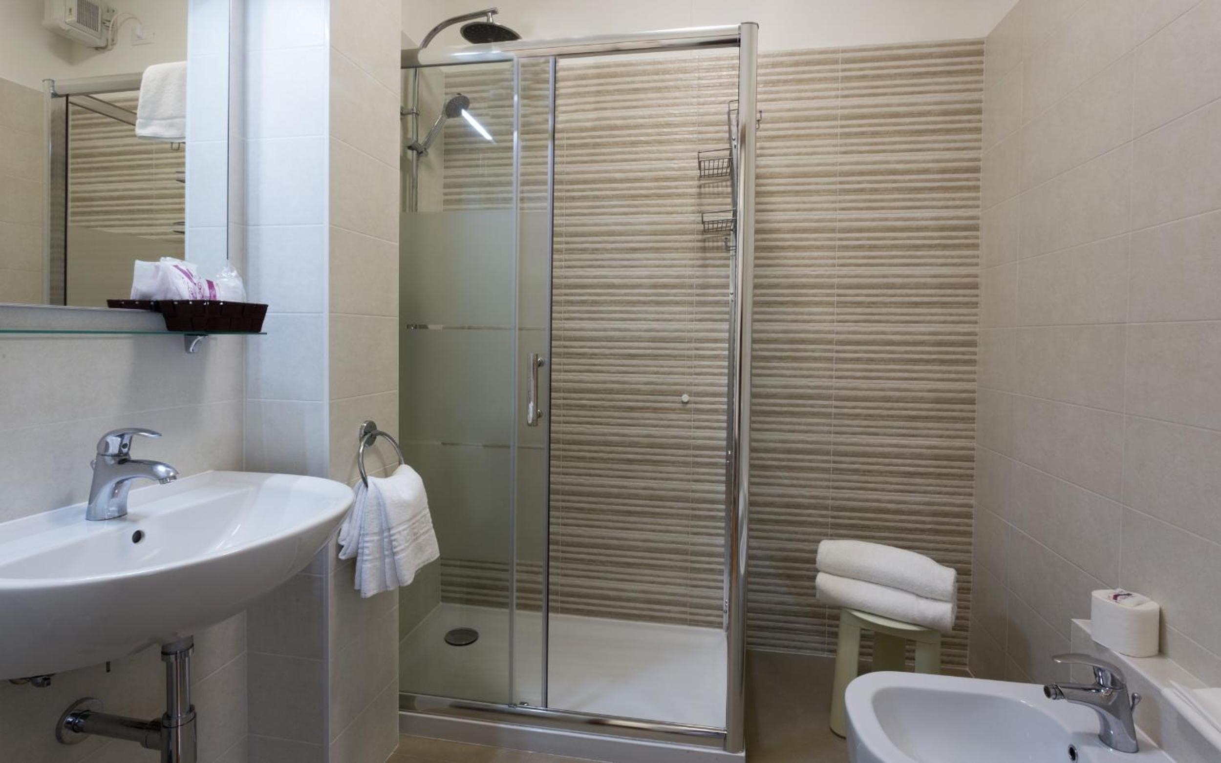 Economy Double Room - Photo 6