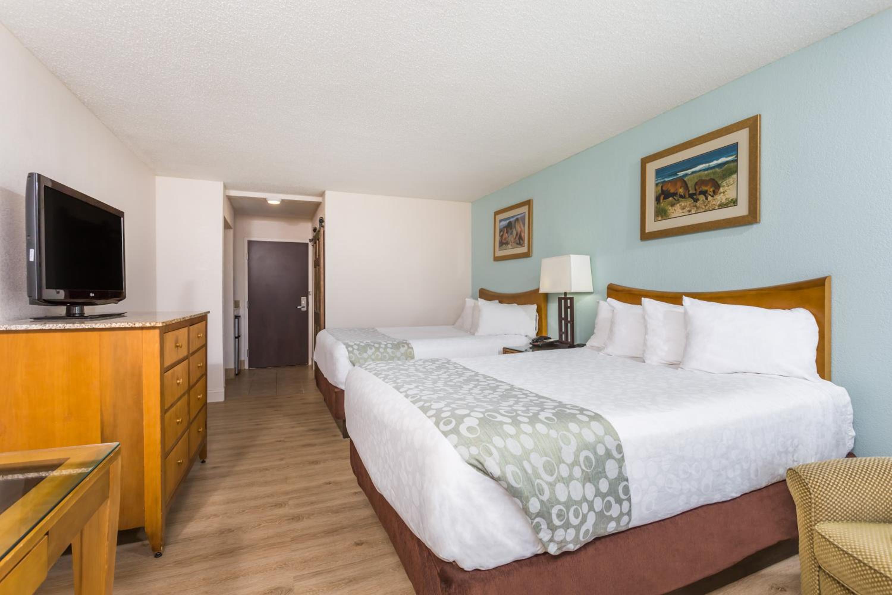 Queen Room with Two Queen Beds and Dune View - Non-Smoking - Photo 3