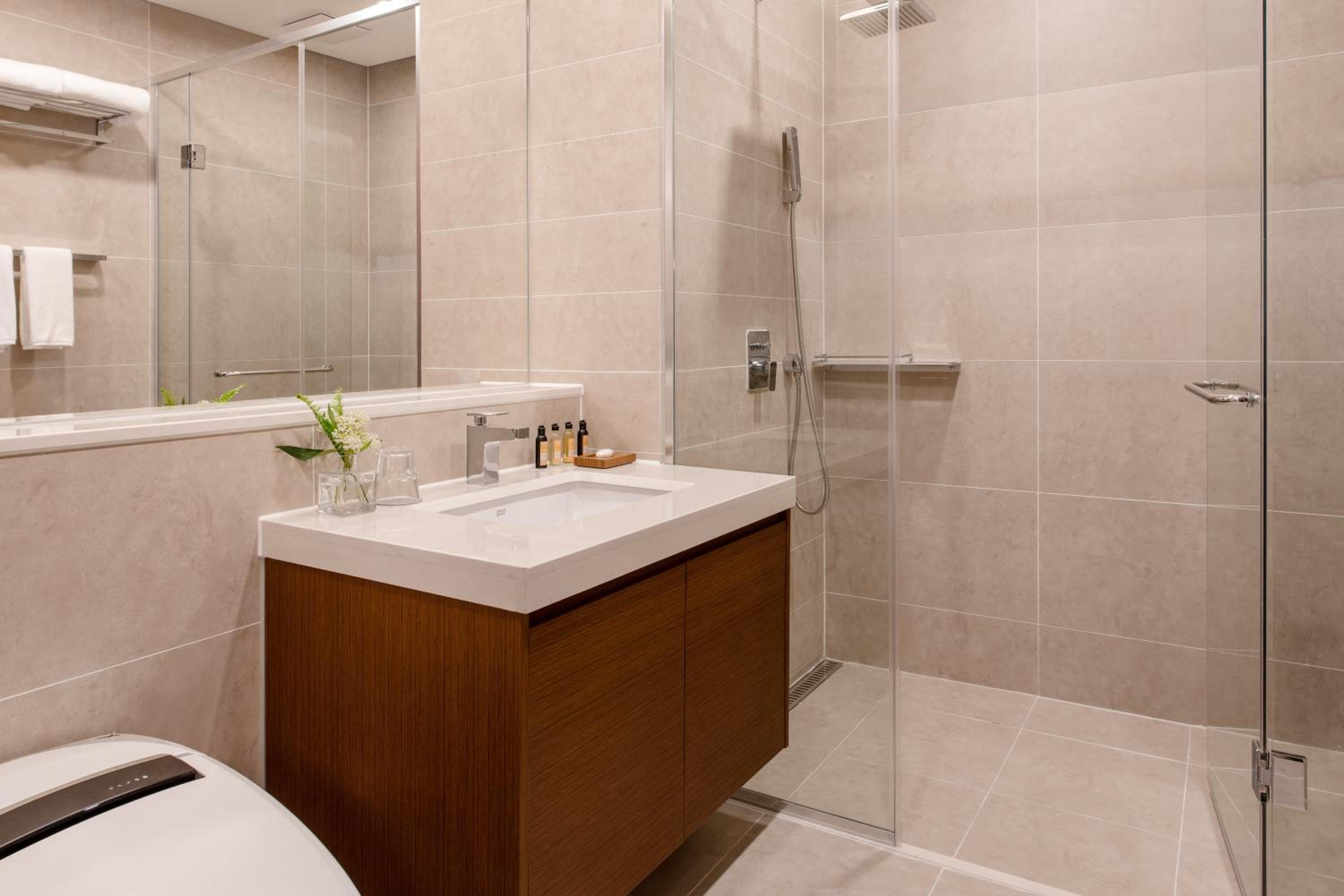 Family Suite + Breakfast for 4