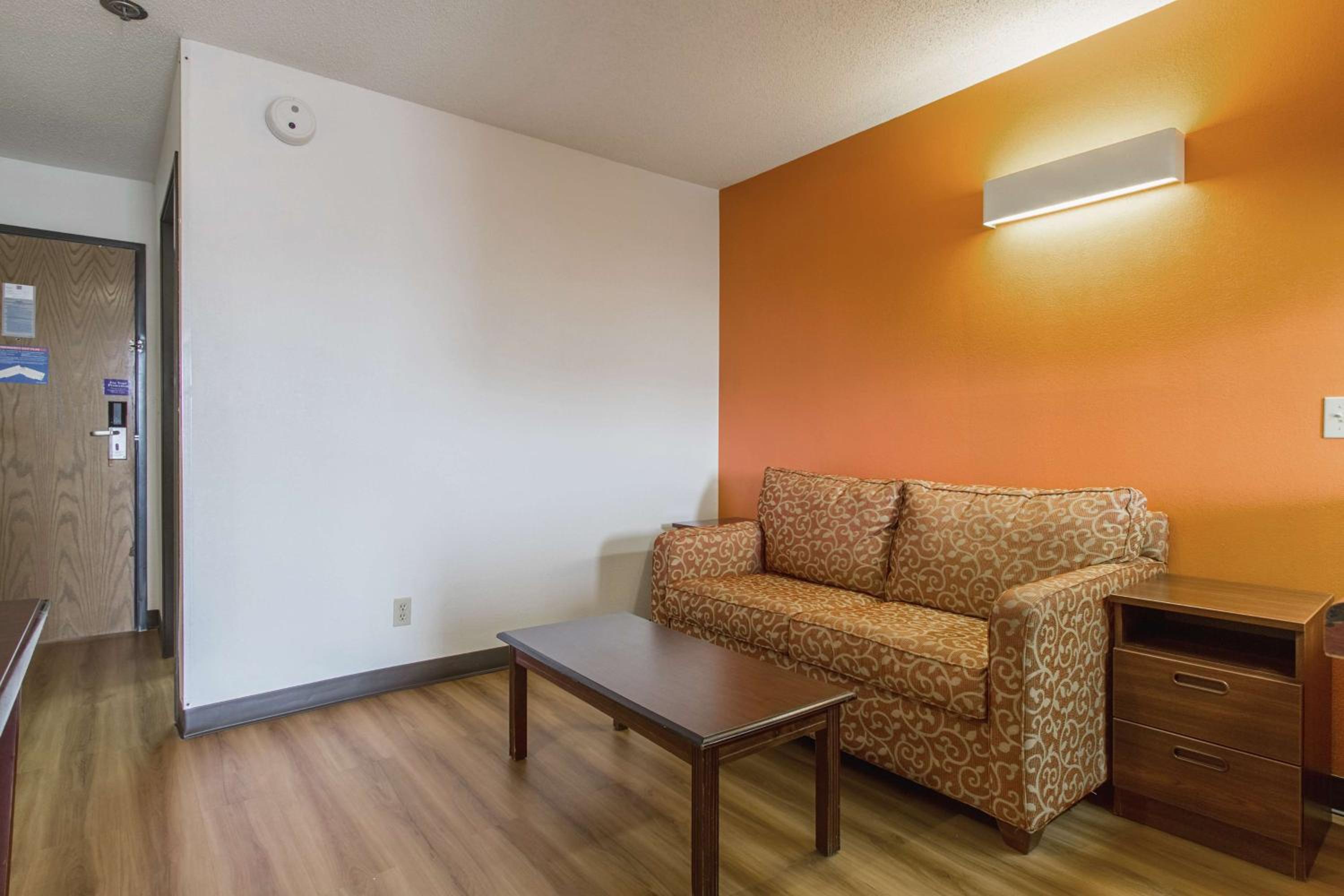 Deluxe Queen Suite - Non-Smoking - Photo 1