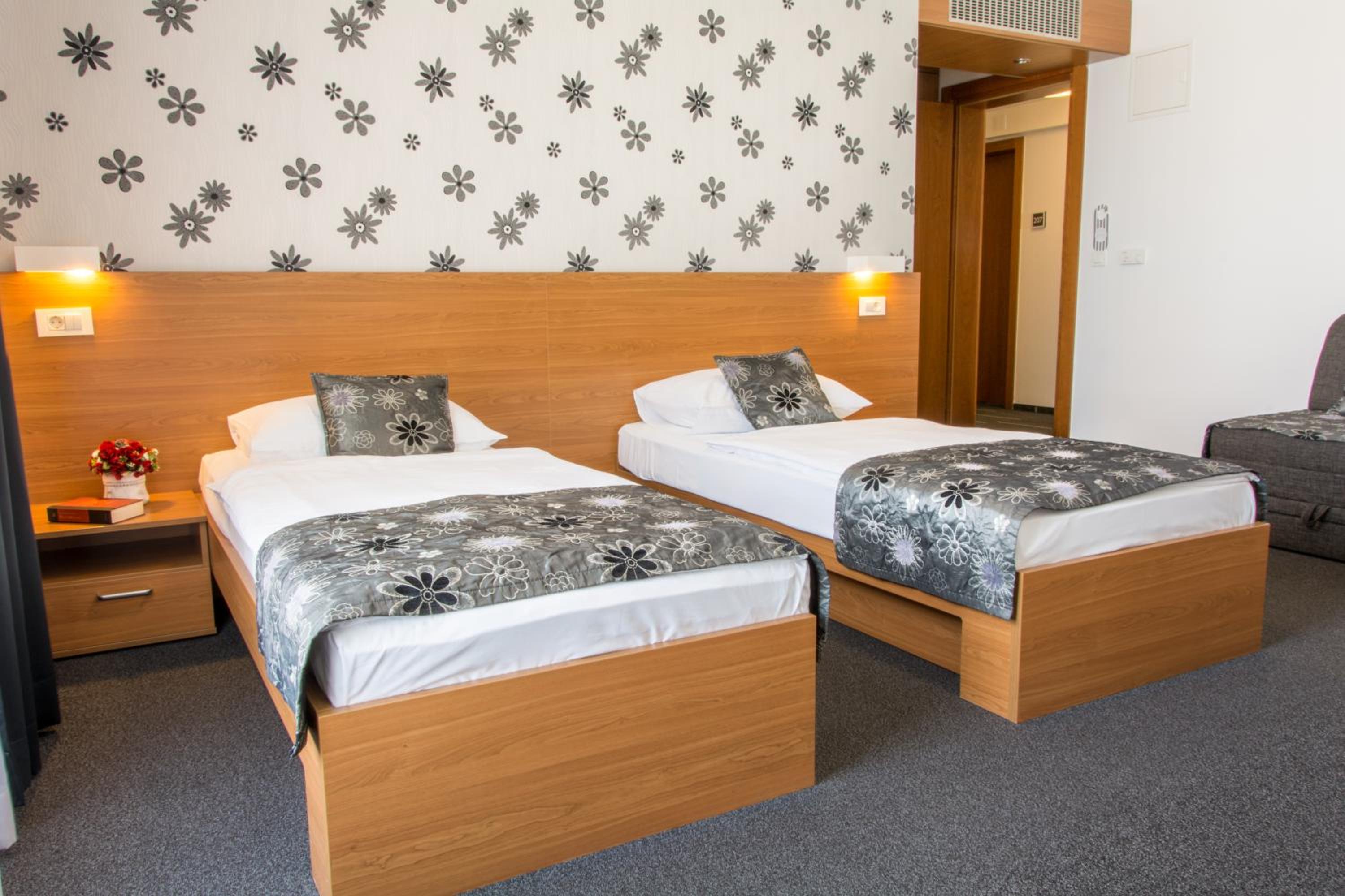 Twin Room - Photo 14
