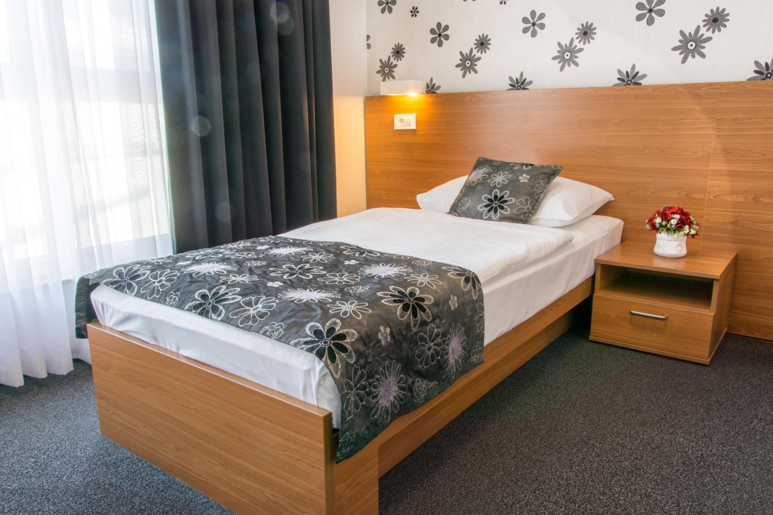 Twin Room - Photo 9