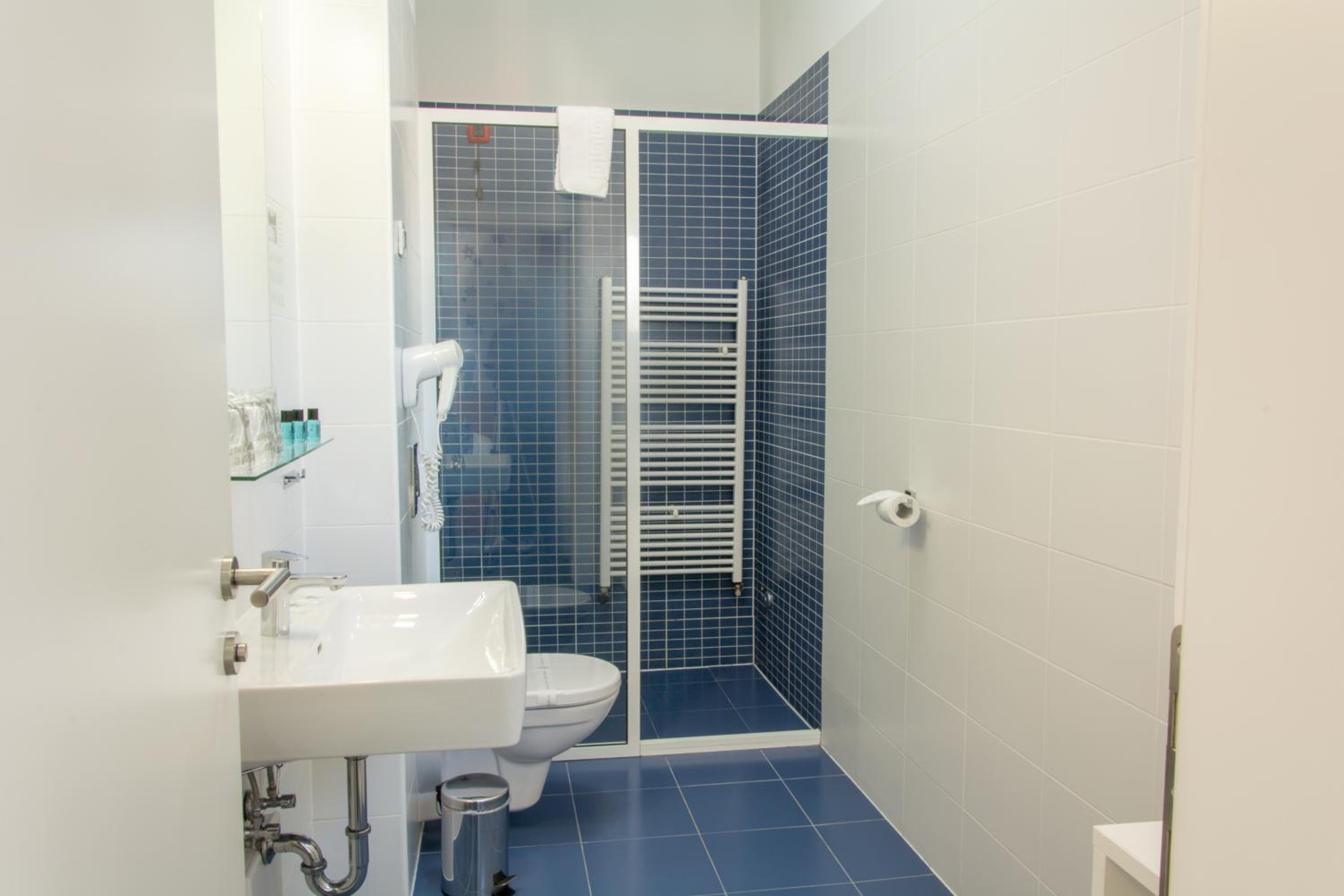 Double Room - Photo 5