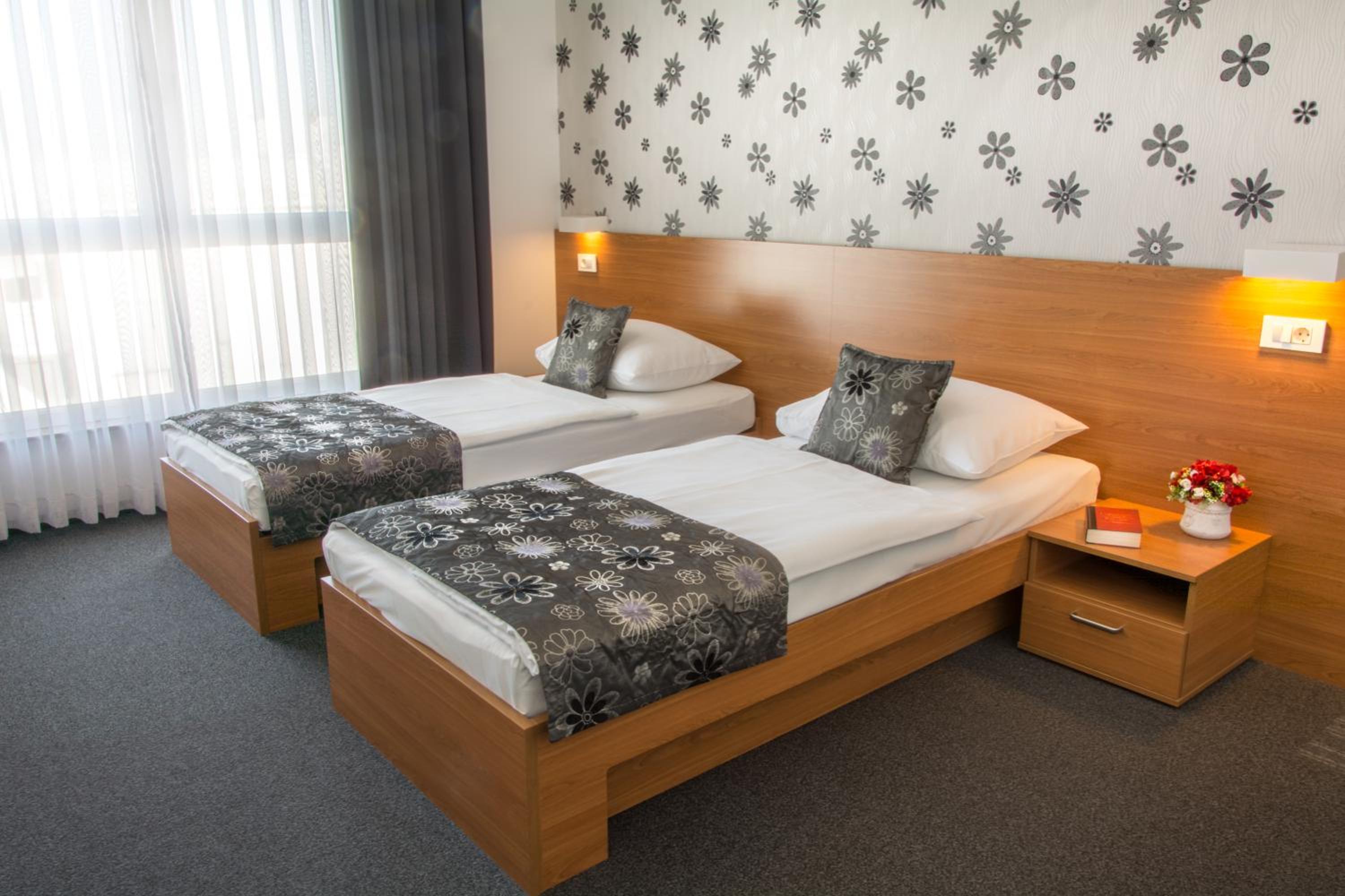 Twin Room - Photo 2