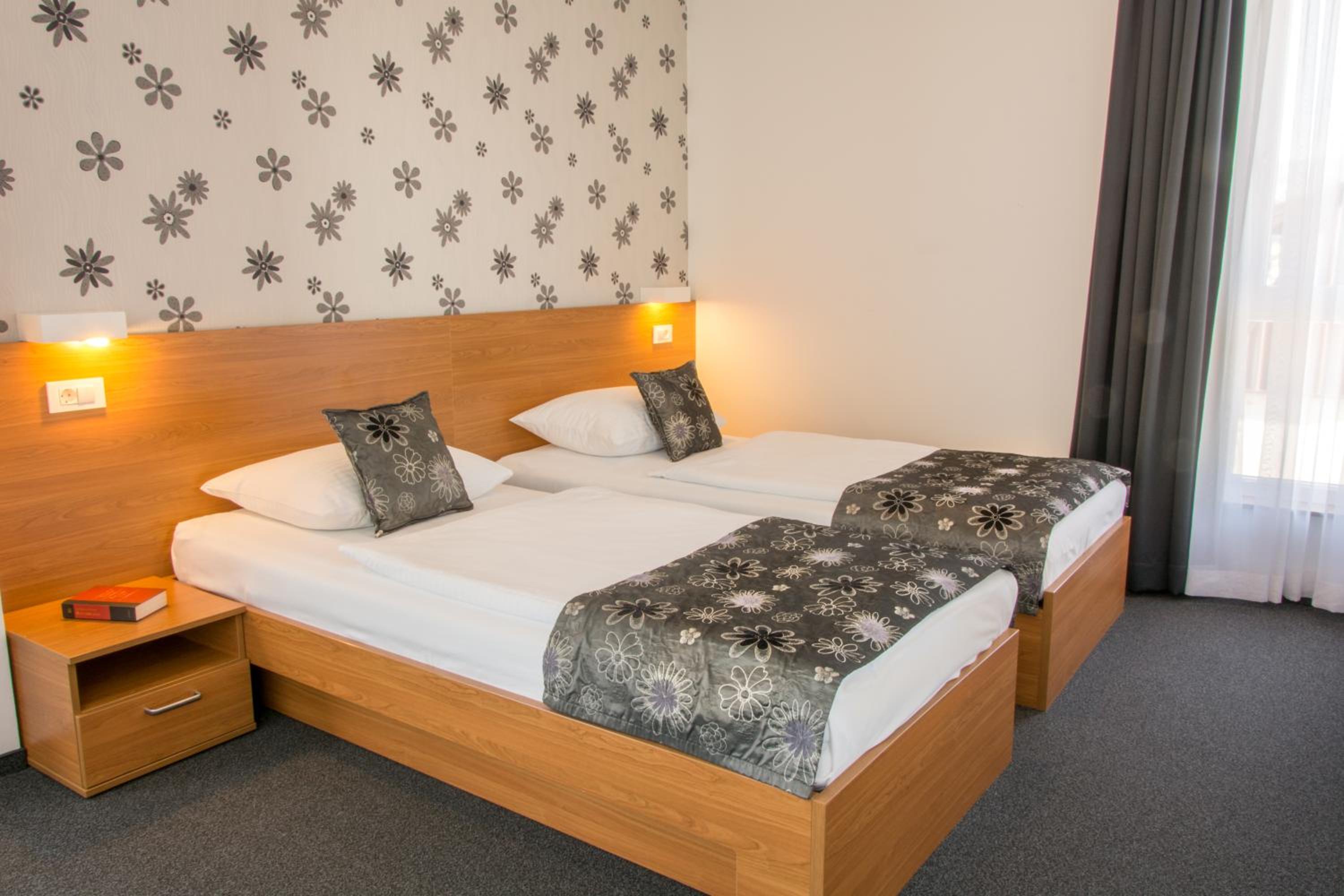 Twin Room - Photo 11