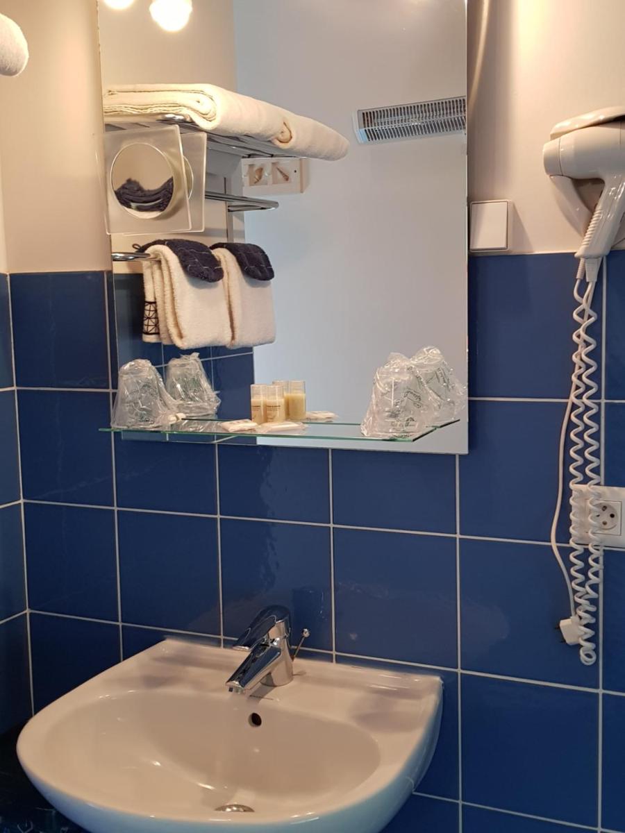 Triple Room with Private Bathroom - Photo 4