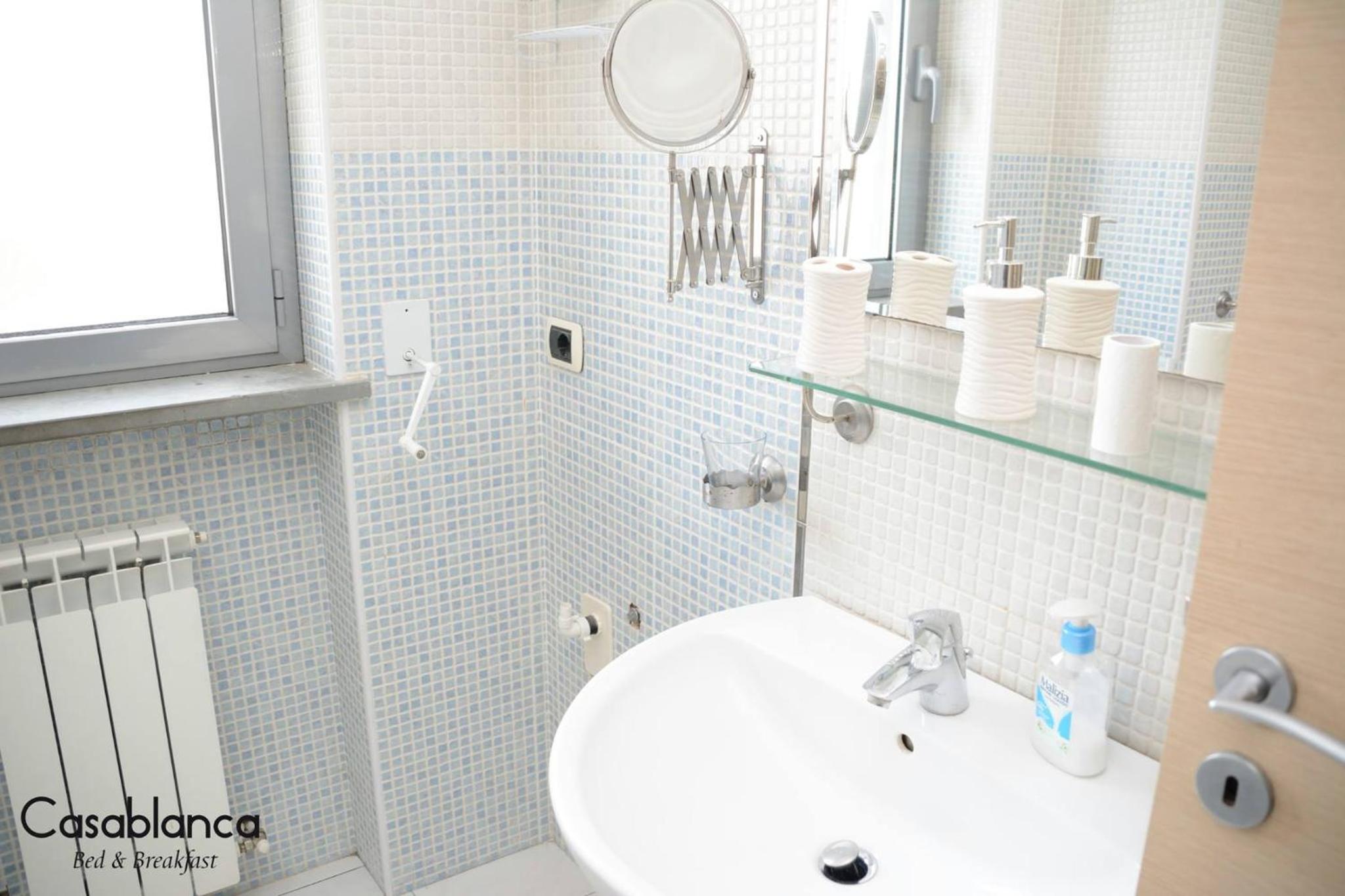 Twin Room with Private Bathroom - Photo 8