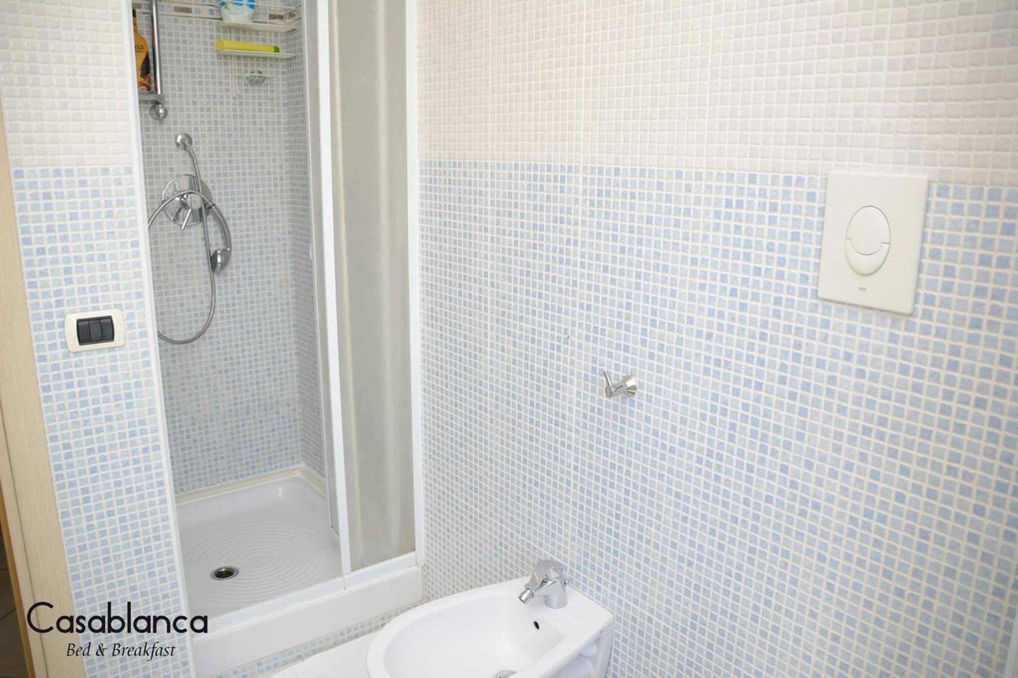 Twin Room with Private Bathroom - Photo 7