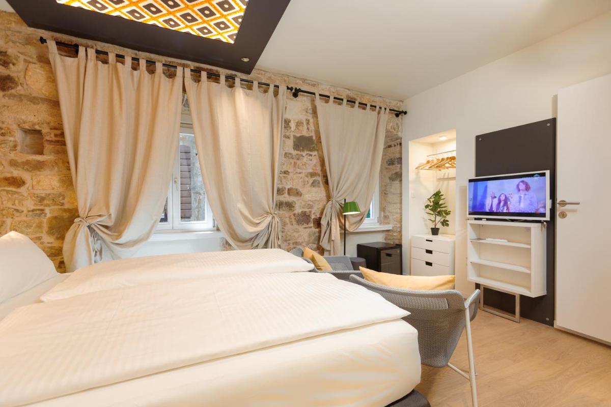 Deluxe King Room photo 1