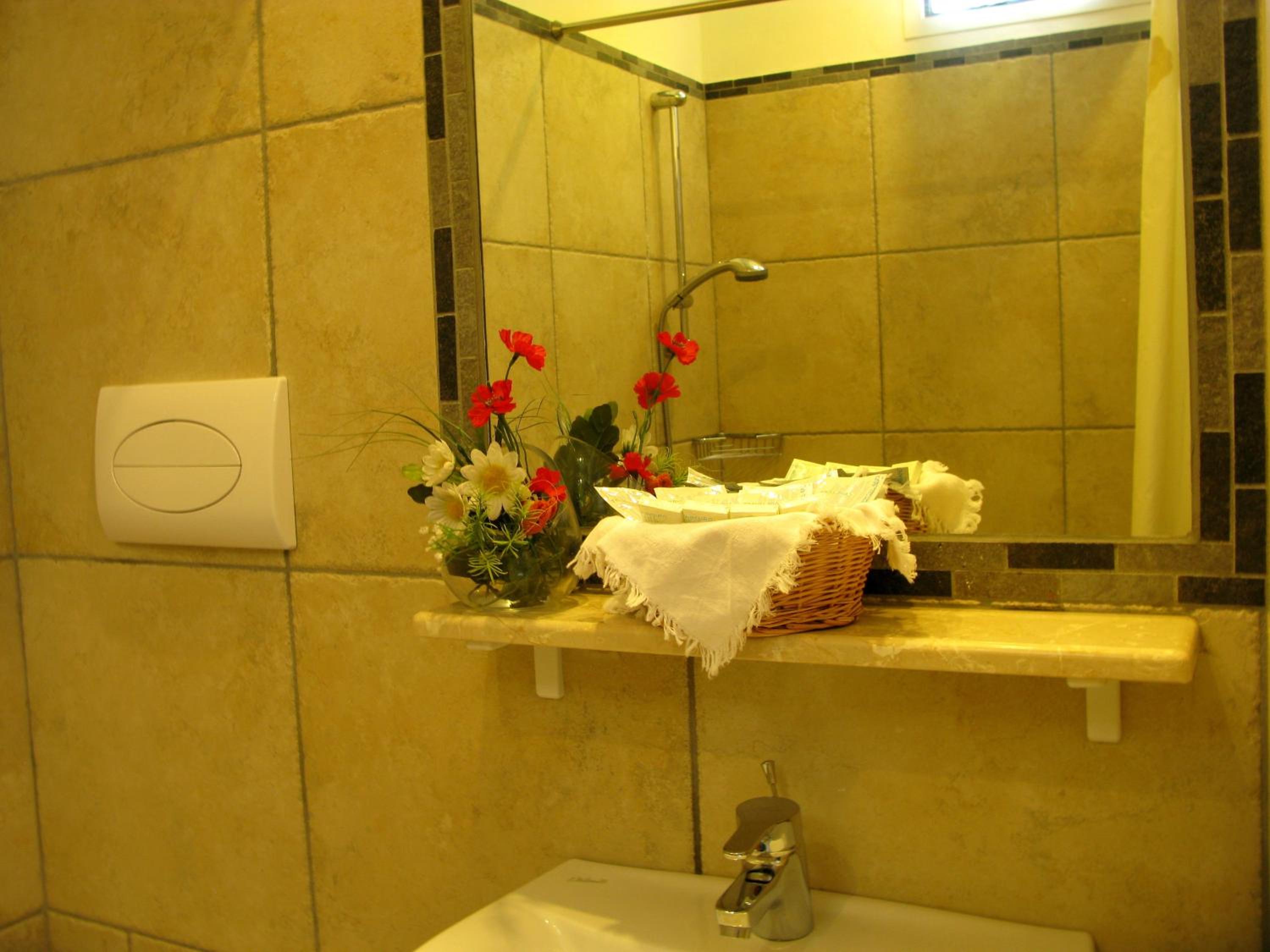 Standard Double or Twin Room - Photo 4