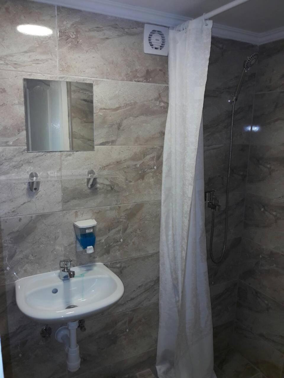 Double or Twin Room with Private Bathroom - Photo 4
