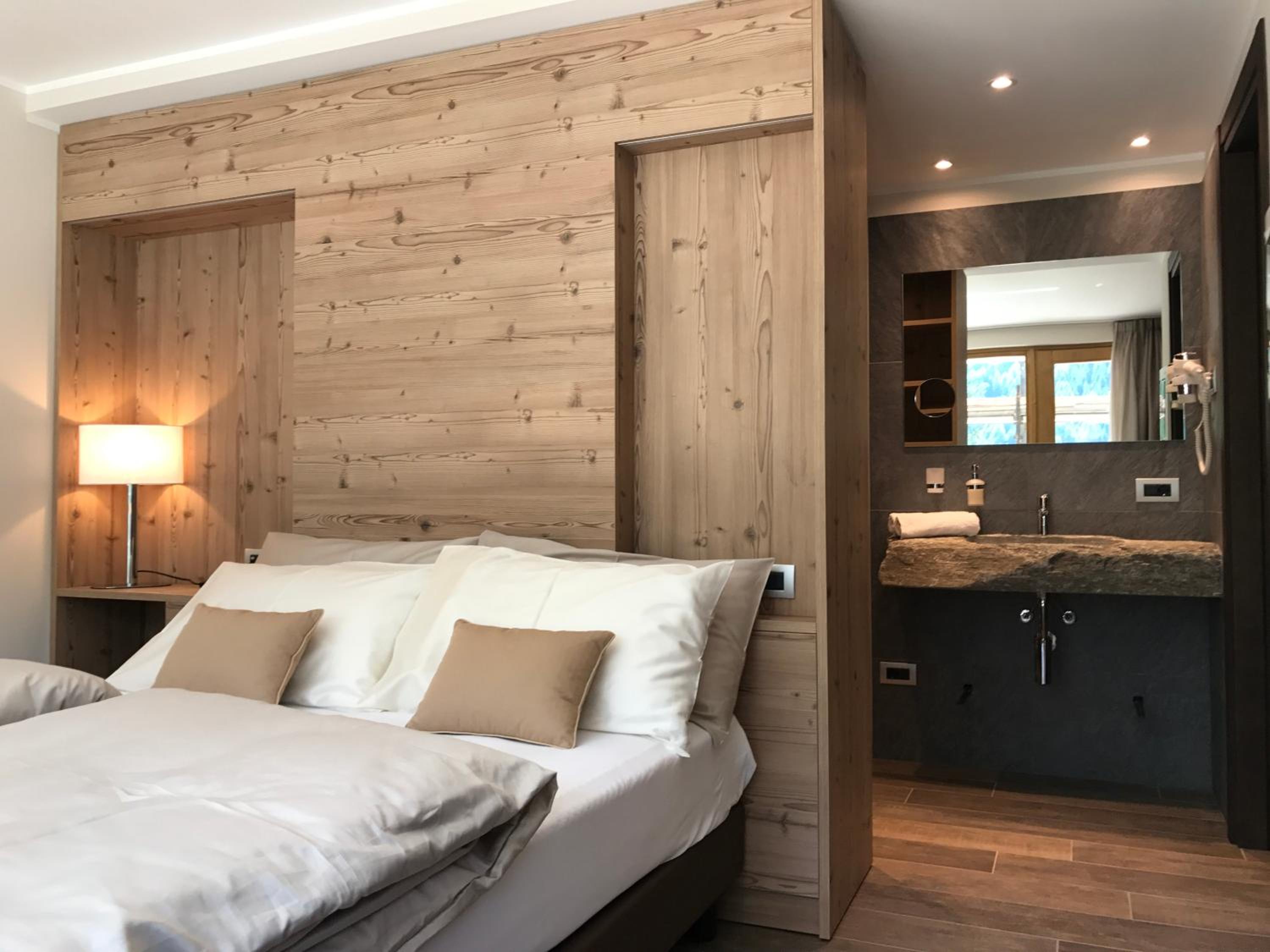 Deluxe Double Room with Balcony - Photo 3
