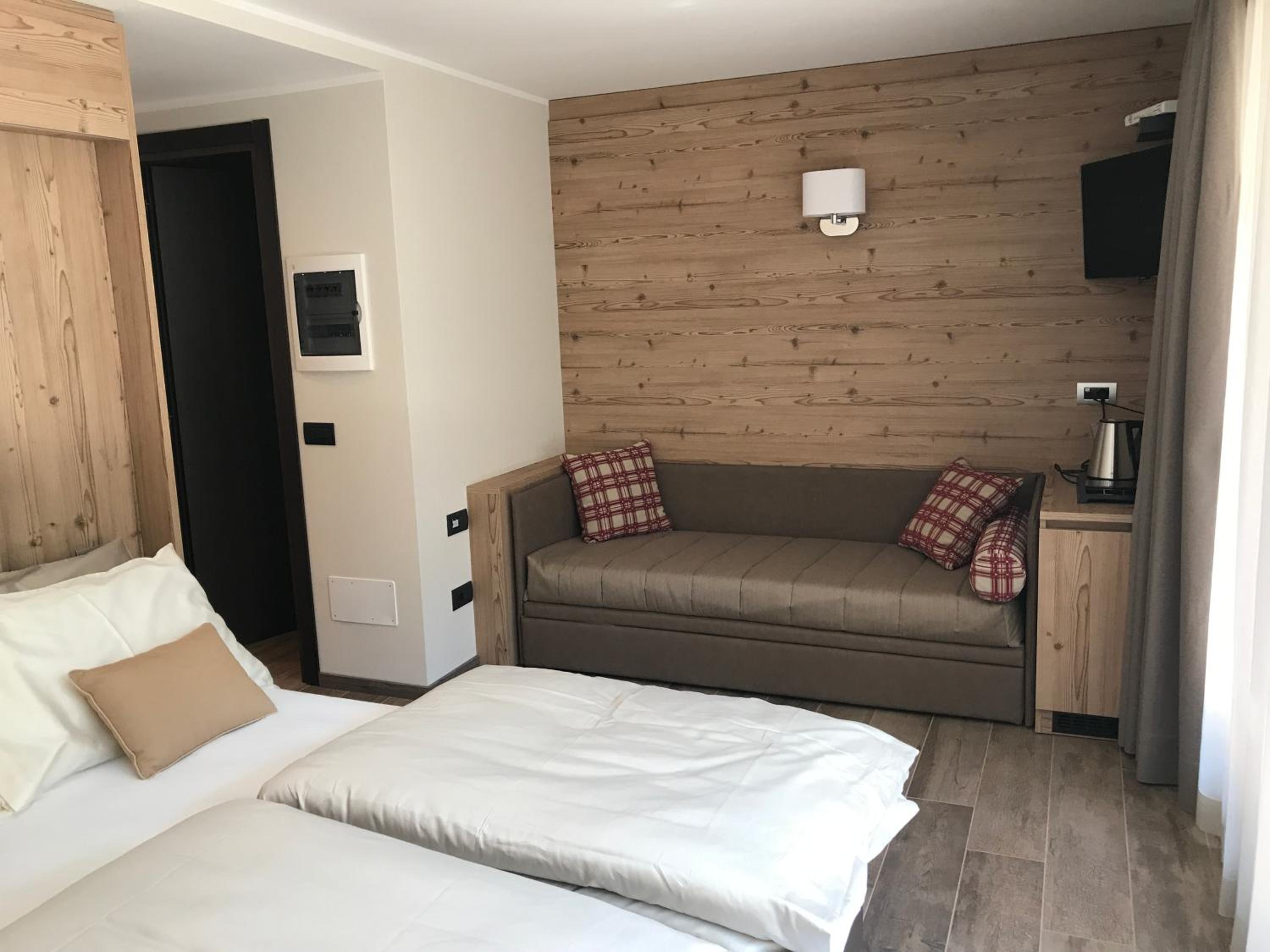 Deluxe Double Room with Balcony - Photo 10