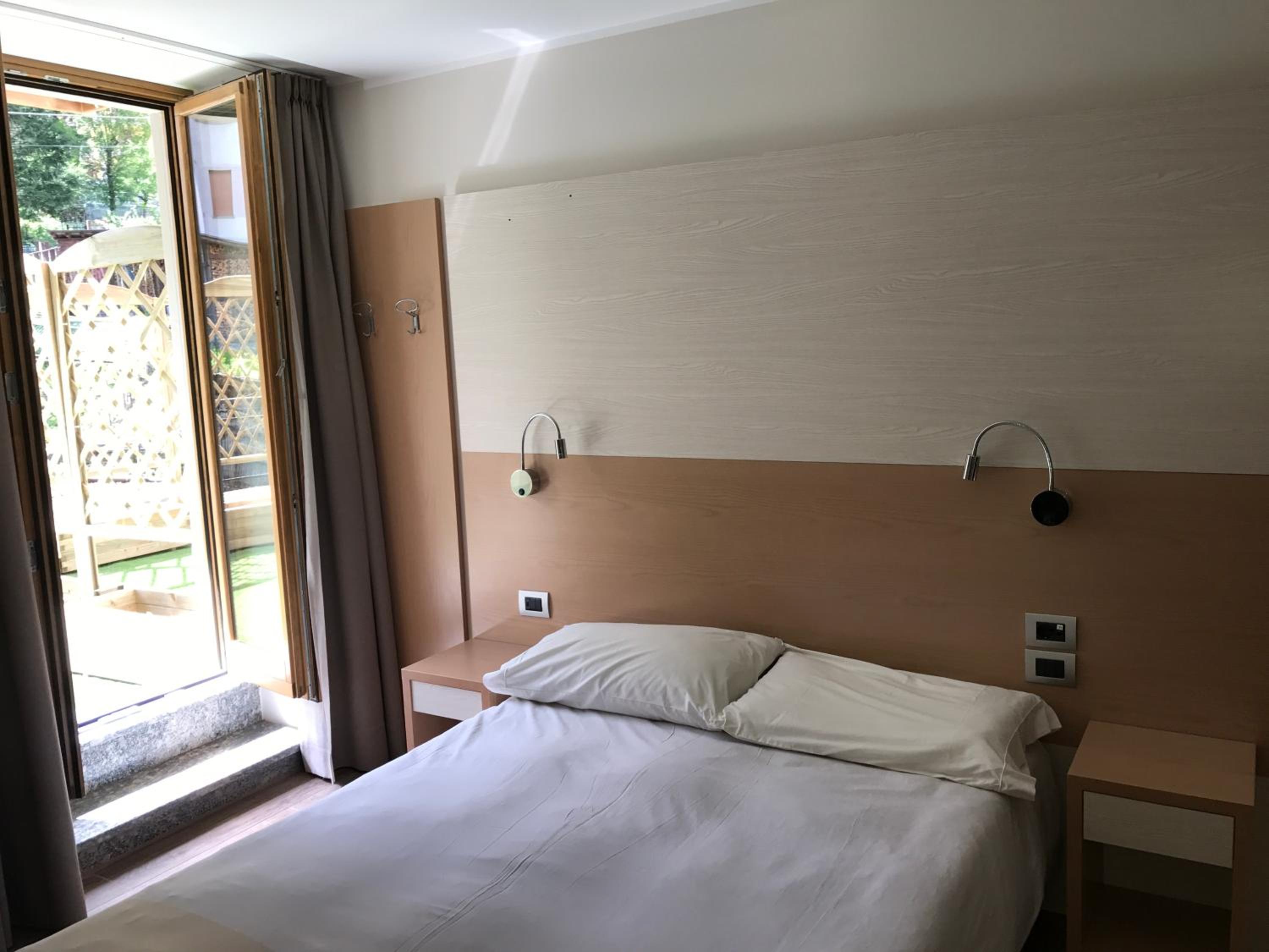 Standard Double Room - Photo 9
