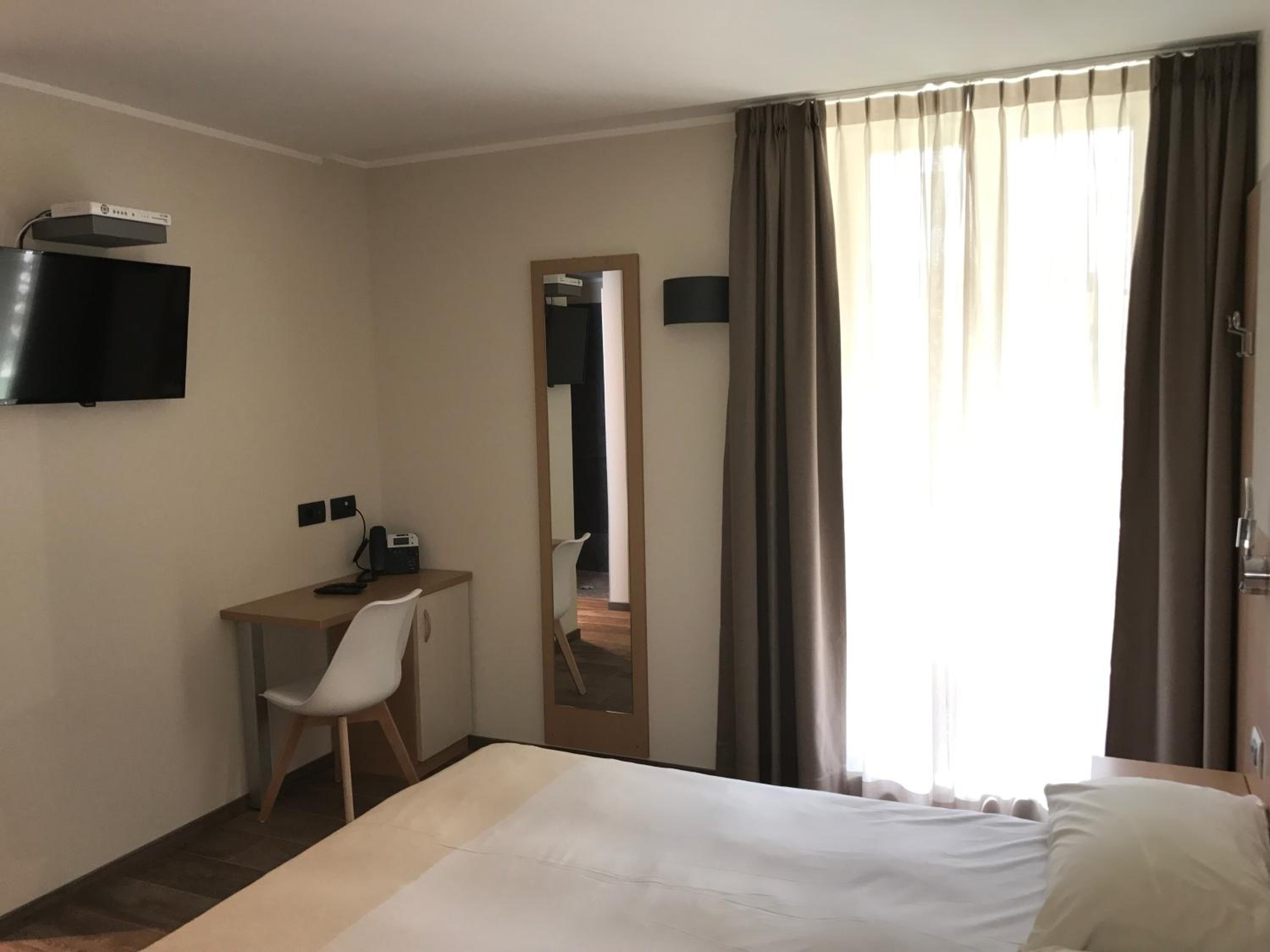 Standard Double Room - Photo 7