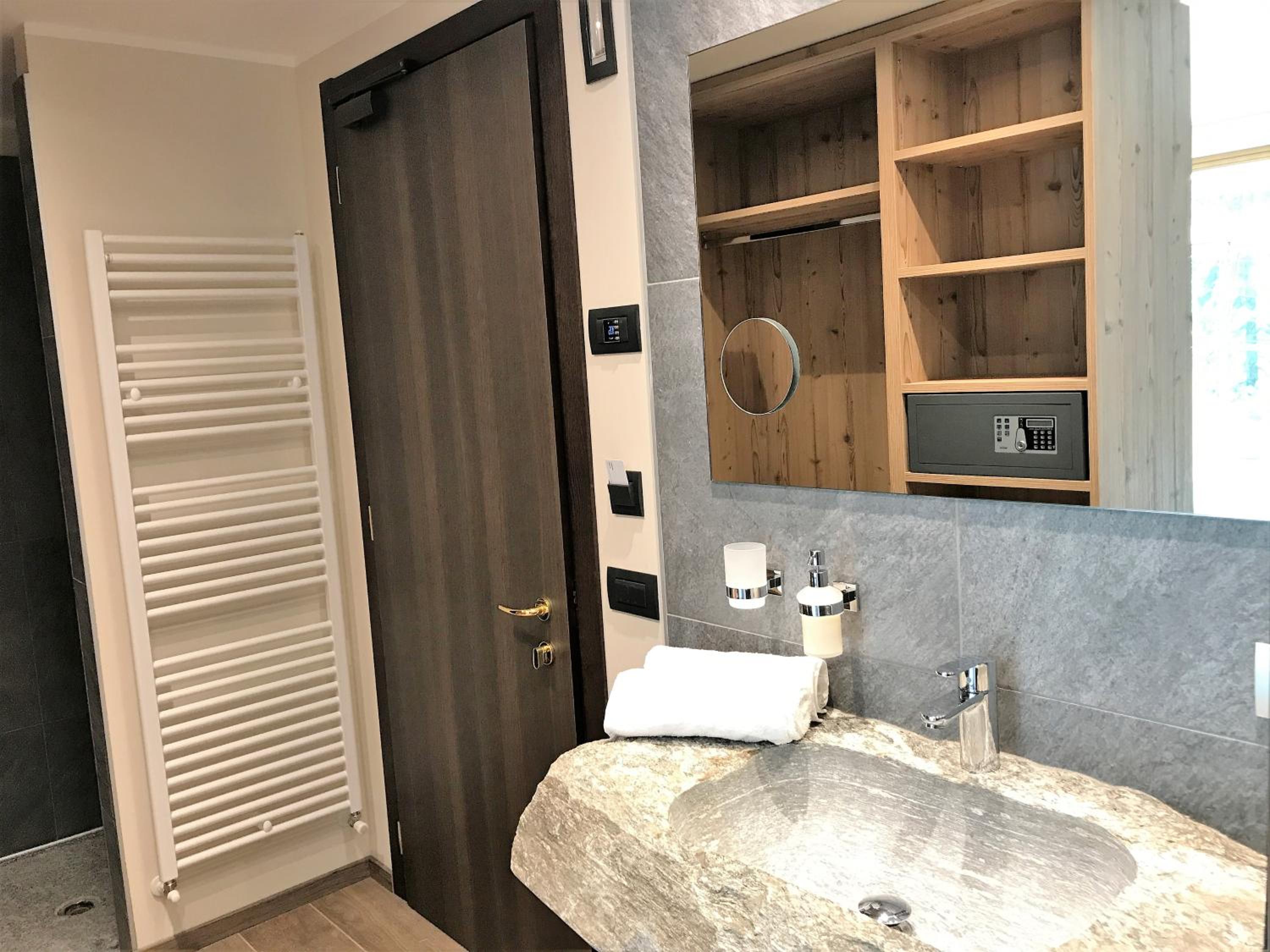 Deluxe Double or Twin Room - Photo 5